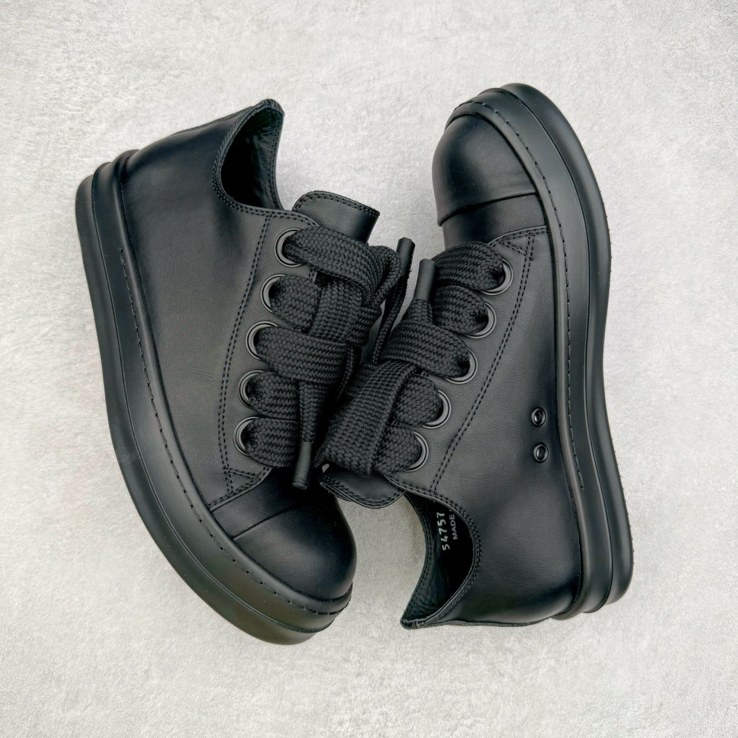 图片[3]-＃DG纯原 Rick Owens Drkshdw 瑞克·欧文斯低帮皮面时尚运动板鞋 全黑 二级市场已经7K以上 平台客户随意卖四位数 RO广东原厂出品 纯原天花板 原版一比一复刻 冲正绝不翻车 还原度达到百分之98以上 原楦开发纸版版型 ZP拆解原版1：1复模裁片纸版 力求做到0错位 这样才能达到和zp一致的鞋型味道 采用进口cnc数控机床开发对版独家tpu奶香大底 区别于市场所有版本 zp同源全头层粒面小牛皮 达到和zp一致手感 原厂进口细纹布 万邦订购原厂高弹粉红色海绵 内里搭配软质细腻羊皮 TPU高密度大底 软硬度透光度高已经测试和原版一致 尺码：36 37 38 39 40 41 42 43 44 45 46-选品中心