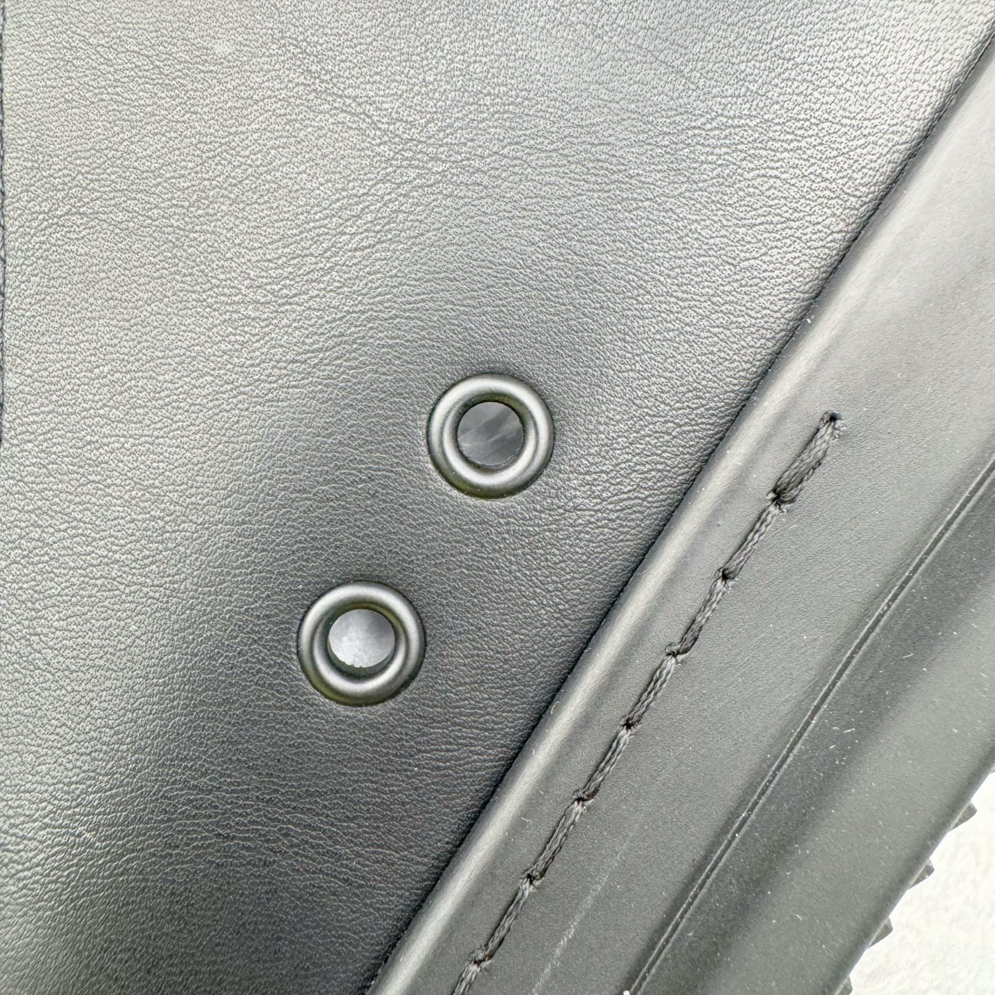 图片[17]-＃DG纯原 Rick Owens Drkshdw 瑞克·欧文斯低帮皮面时尚运动板鞋 全黑 二级市场已经7K以上 平台客户随意卖四位数 RO广东原厂出品 纯原天花板 原版一比一复刻 冲正绝不翻车 还原度达到百分之98以上 原楦开发纸版版型 ZP拆解原版1：1复模裁片纸版 力求做到0错位 这样才能达到和zp一致的鞋型味道 采用进口cnc数控机床开发对版独家tpu奶香大底 区别于市场所有版本 zp同源全头层粒面小牛皮 达到和zp一致手感 原厂进口细纹布 万邦订购原厂高弹粉红色海绵 内里搭配软质细腻羊皮 TPU高密度大底 软硬度透光度高已经测试和原版一致 尺码：36 37 38 39 40 41 42 43 44 45 46-选品中心