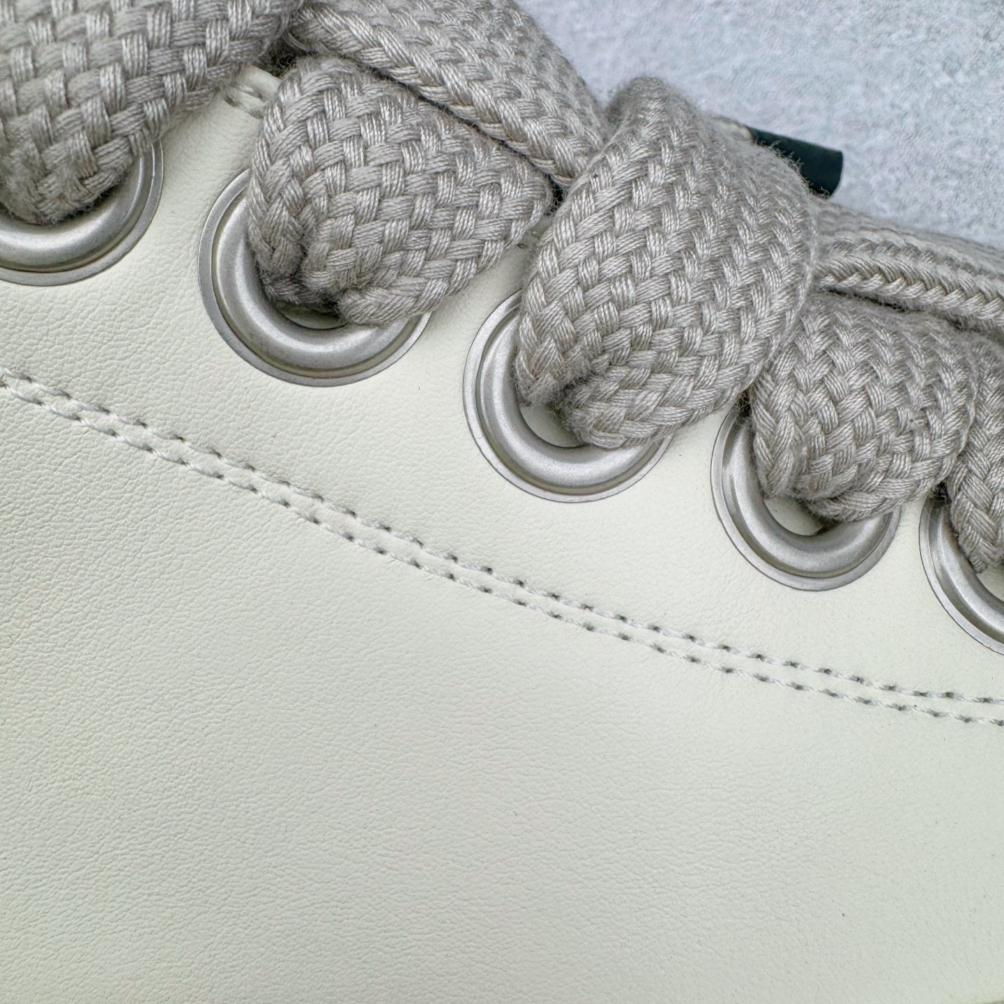 图片[13]-＃DG纯原 Rick Owens Drkshdw 瑞克·欧文斯低帮皮面时尚运动板鞋 奶白 二级市场已经7K以上 平台客户随意卖四位数 RO广东原厂出品 纯原天花板 原版一比一复刻 冲正绝不翻车 还原度达到百分之98以上 原楦开发纸版版型 ZP拆解原版1：1复模裁片纸版 力求做到0错位 这样才能达到和zp一致的鞋型味道 采用进口cnc数控机床开发对版独家tpu奶香大底 区别于市场所有版本 zp同源全头层粒面小牛皮 达到和zp一致手感 原厂进口细纹布 万邦订购原厂高弹粉红色海绵 内里搭配软质细腻羊皮 TPU高密度大底 软硬度透光度高已经测试和原版一致 尺码：36 37 38 39 40 41 42 43 44 45 46-选品中心