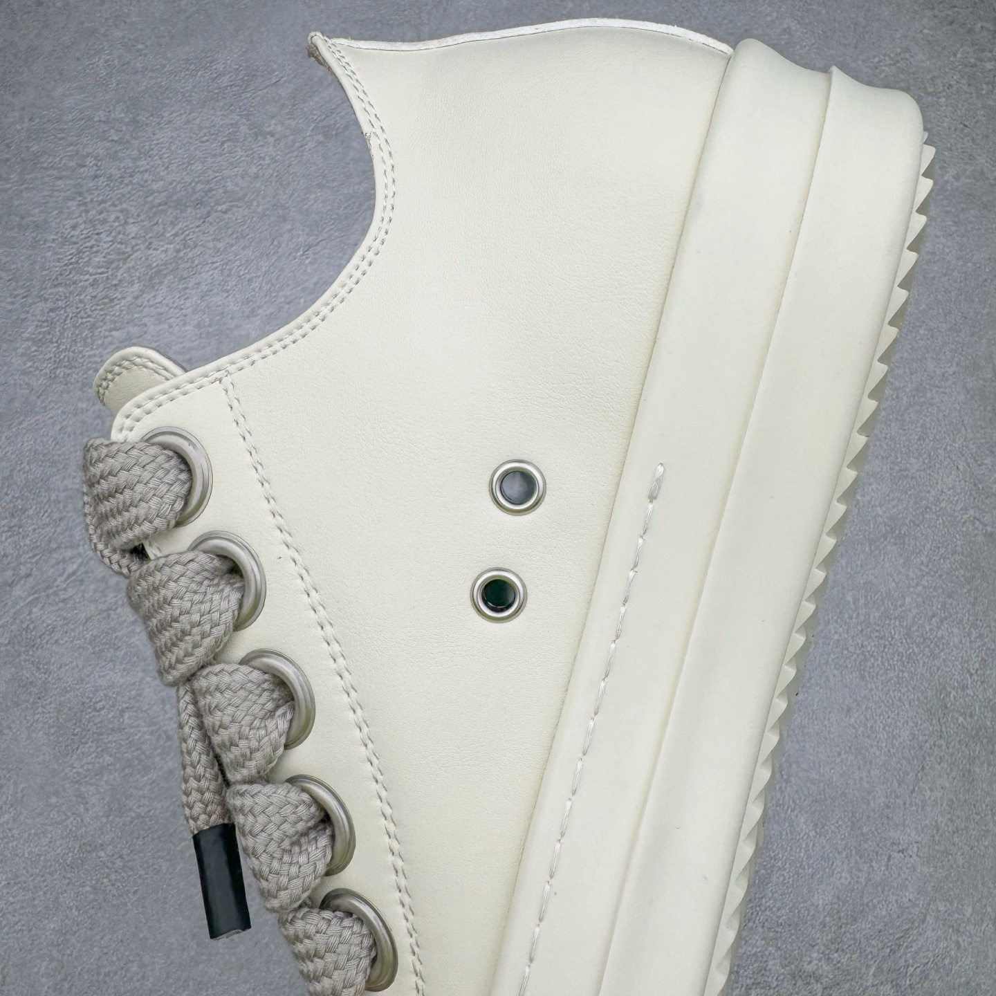 图片[7]-＃DG纯原 Rick Owens Drkshdw 瑞克·欧文斯低帮皮面时尚运动板鞋 奶白 二级市场已经7K以上 平台客户随意卖四位数 RO广东原厂出品 纯原天花板 原版一比一复刻 冲正绝不翻车 还原度达到百分之98以上 原楦开发纸版版型 ZP拆解原版1：1复模裁片纸版 力求做到0错位 这样才能达到和zp一致的鞋型味道 采用进口cnc数控机床开发对版独家tpu奶香大底 区别于市场所有版本 zp同源全头层粒面小牛皮 达到和zp一致手感 原厂进口细纹布 万邦订购原厂高弹粉红色海绵 内里搭配软质细腻羊皮 TPU高密度大底 软硬度透光度高已经测试和原版一致 尺码：36 37 38 39 40 41 42 43 44 45 46-选品中心