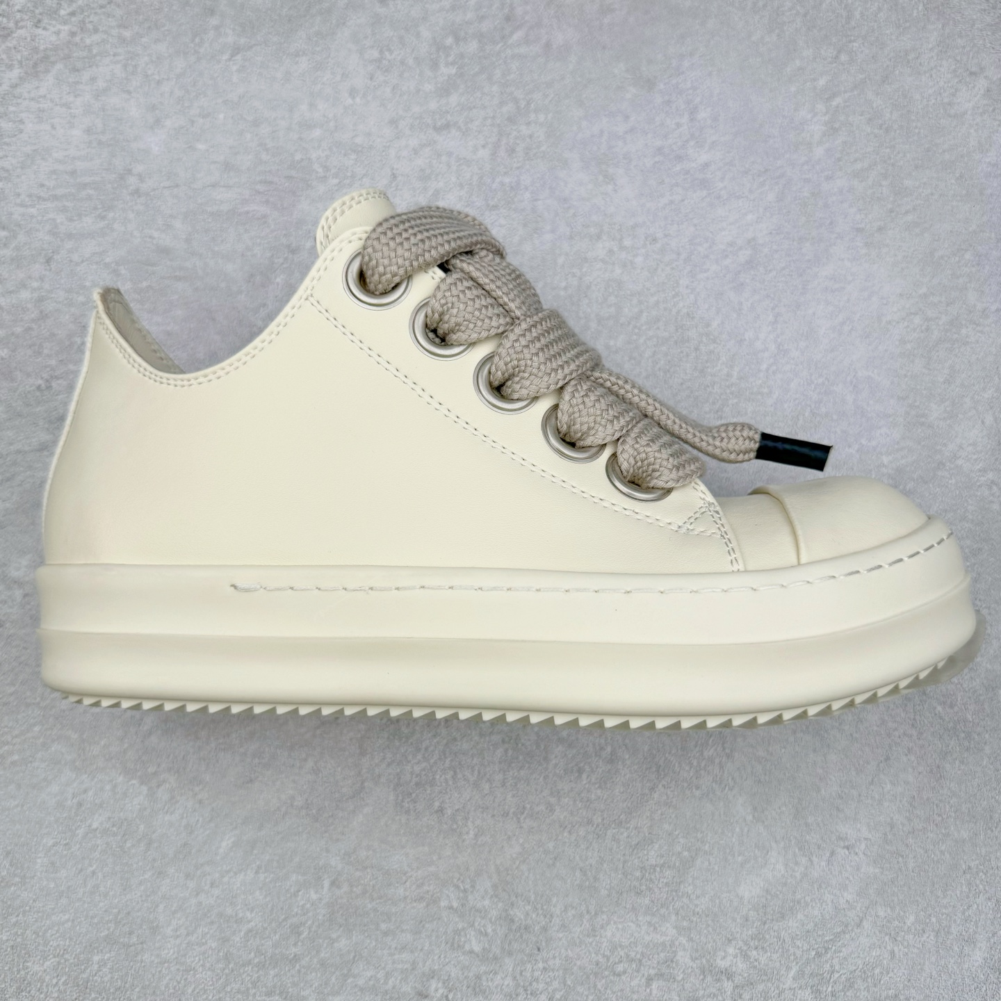 ＃DG纯原 Rick Owens Drkshdw 瑞克·欧文斯低帮皮面时尚运动板鞋 奶白 二级市场已经7K以上 平台客户随意卖四位数 RO广东原厂出品 纯原天花板 原版一比一复刻 冲正绝不翻车 还原度达到百分之98以上 原楦开发纸版版型 ZP拆解原版1：1复模裁片纸版 力求做到0错位 这样才能达到和zp一致的鞋型味道 采用进口cnc数控机床开发对版独家tpu奶香大底 区别于市场所有版本 zp同源全头层粒面小牛皮 达到和zp一致手感 原厂进口细纹布 万邦订购原厂高弹粉红色海绵 内里搭配软质细腻羊皮 TPU高密度大底 软硬度透光度高已经测试和原版一致 尺码：36 37 38 39 40 41 42 43 44 45 46-选品中心