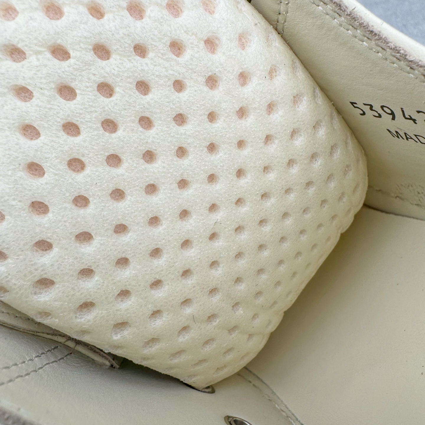 图片[17]-＃DG纯原 Rick Owens Drkshdw 瑞克·欧文斯低帮皮面时尚运动板鞋 奶白 二级市场已经7K以上 平台客户随意卖四位数 RO广东原厂出品 纯原天花板 原版一比一复刻 冲正绝不翻车 还原度达到百分之98以上 原楦开发纸版版型 ZP拆解原版1：1复模裁片纸版 力求做到0错位 这样才能达到和zp一致的鞋型味道 采用进口cnc数控机床开发对版独家tpu奶香大底 区别于市场所有版本 zp同源全头层粒面小牛皮 达到和zp一致手感 原厂进口细纹布 万邦订购原厂高弹粉红色海绵 内里搭配软质细腻羊皮 TPU高密度大底 软硬度透光度高已经测试和原版一致 尺码：36 37 38 39 40 41 42 43 44 45 46-选品中心