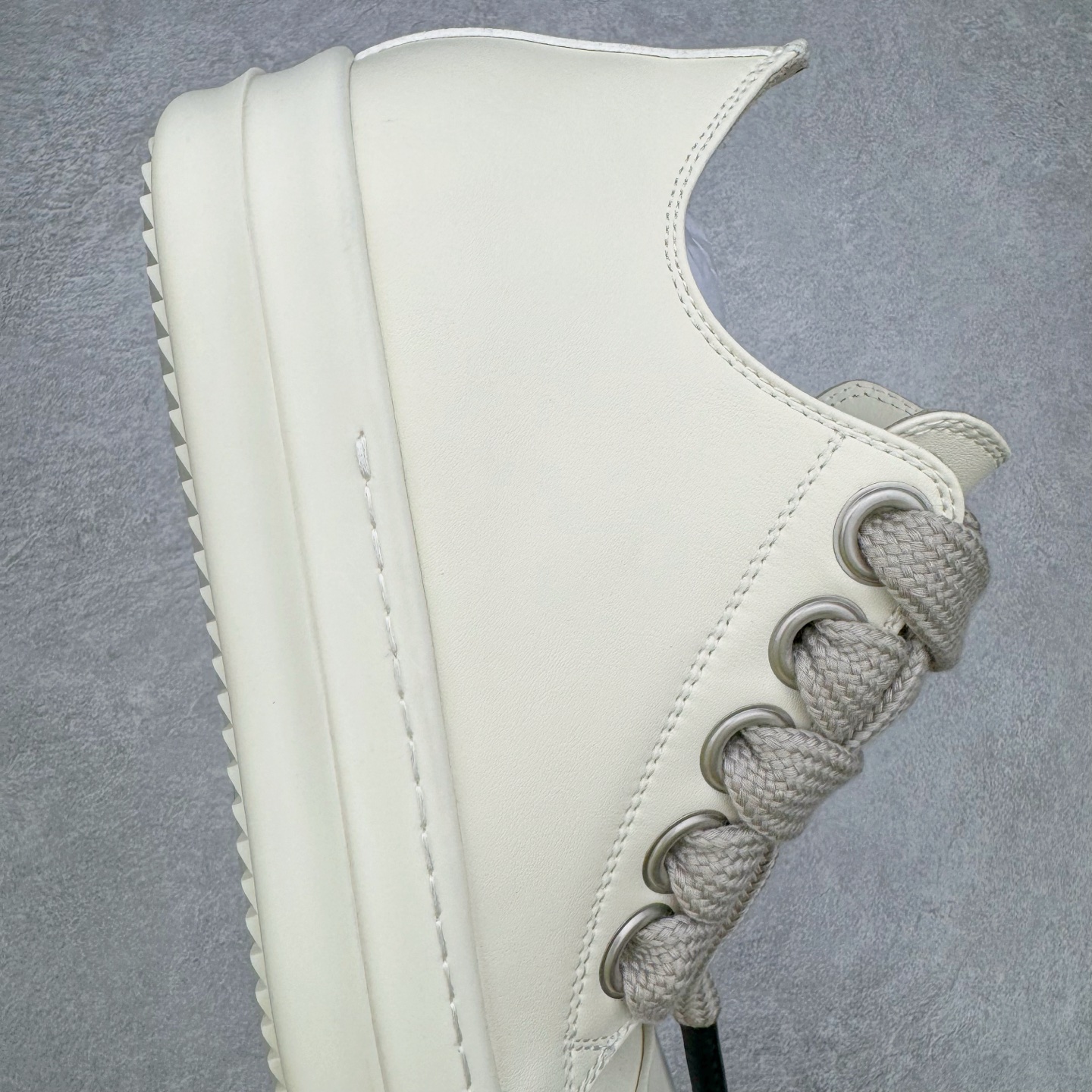 图片[6]-＃DG纯原 Rick Owens Drkshdw 瑞克·欧文斯低帮皮面时尚运动板鞋 奶白 二级市场已经7K以上 平台客户随意卖四位数 RO广东原厂出品 纯原天花板 原版一比一复刻 冲正绝不翻车 还原度达到百分之98以上 原楦开发纸版版型 ZP拆解原版1：1复模裁片纸版 力求做到0错位 这样才能达到和zp一致的鞋型味道 采用进口cnc数控机床开发对版独家tpu奶香大底 区别于市场所有版本 zp同源全头层粒面小牛皮 达到和zp一致手感 原厂进口细纹布 万邦订购原厂高弹粉红色海绵 内里搭配软质细腻羊皮 TPU高密度大底 软硬度透光度高已经测试和原版一致 尺码：36 37 38 39 40 41 42 43 44 45 46-选品中心