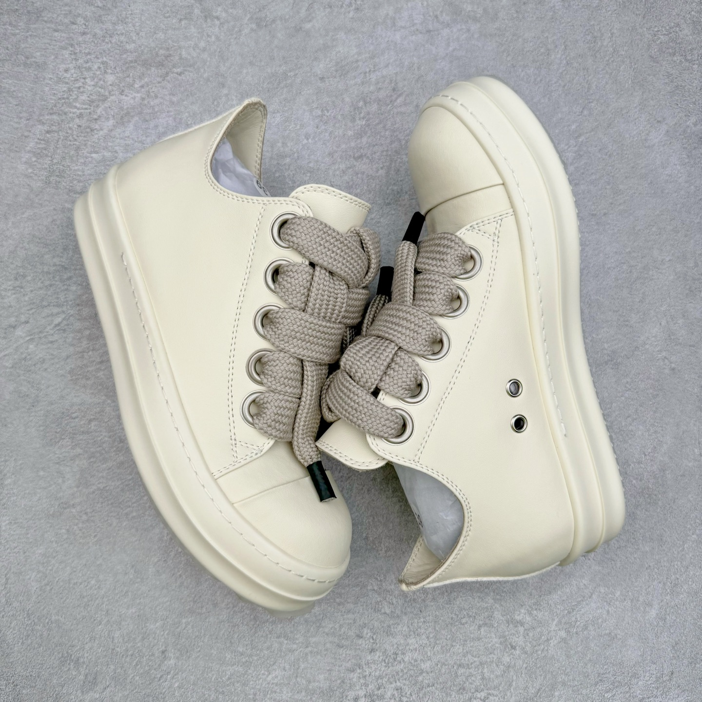 图片[3]-＃DG纯原 Rick Owens Drkshdw 瑞克·欧文斯低帮皮面时尚运动板鞋 奶白 二级市场已经7K以上 平台客户随意卖四位数 RO广东原厂出品 纯原天花板 原版一比一复刻 冲正绝不翻车 还原度达到百分之98以上 原楦开发纸版版型 ZP拆解原版1：1复模裁片纸版 力求做到0错位 这样才能达到和zp一致的鞋型味道 采用进口cnc数控机床开发对版独家tpu奶香大底 区别于市场所有版本 zp同源全头层粒面小牛皮 达到和zp一致手感 原厂进口细纹布 万邦订购原厂高弹粉红色海绵 内里搭配软质细腻羊皮 TPU高密度大底 软硬度透光度高已经测试和原版一致 尺码：36 37 38 39 40 41 42 43 44 45 46-选品中心