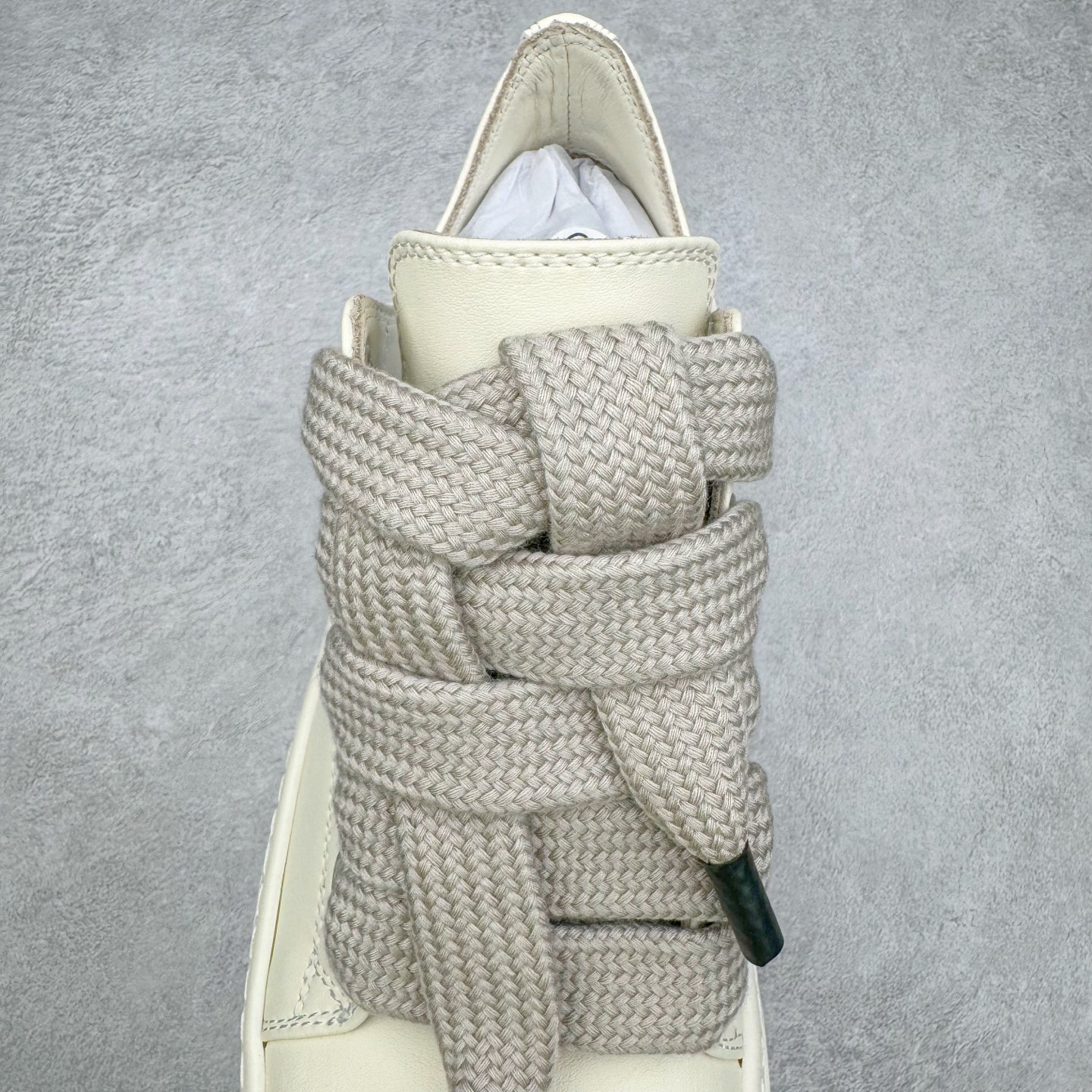 图片[5]-＃DG纯原 Rick Owens Drkshdw 瑞克·欧文斯低帮皮面时尚运动板鞋 奶白 二级市场已经7K以上 平台客户随意卖四位数 RO广东原厂出品 纯原天花板 原版一比一复刻 冲正绝不翻车 还原度达到百分之98以上 原楦开发纸版版型 ZP拆解原版1：1复模裁片纸版 力求做到0错位 这样才能达到和zp一致的鞋型味道 采用进口cnc数控机床开发对版独家tpu奶香大底 区别于市场所有版本 zp同源全头层粒面小牛皮 达到和zp一致手感 原厂进口细纹布 万邦订购原厂高弹粉红色海绵 内里搭配软质细腻羊皮 TPU高密度大底 软硬度透光度高已经测试和原版一致 尺码：36 37 38 39 40 41 42 43 44 45 46-选品中心