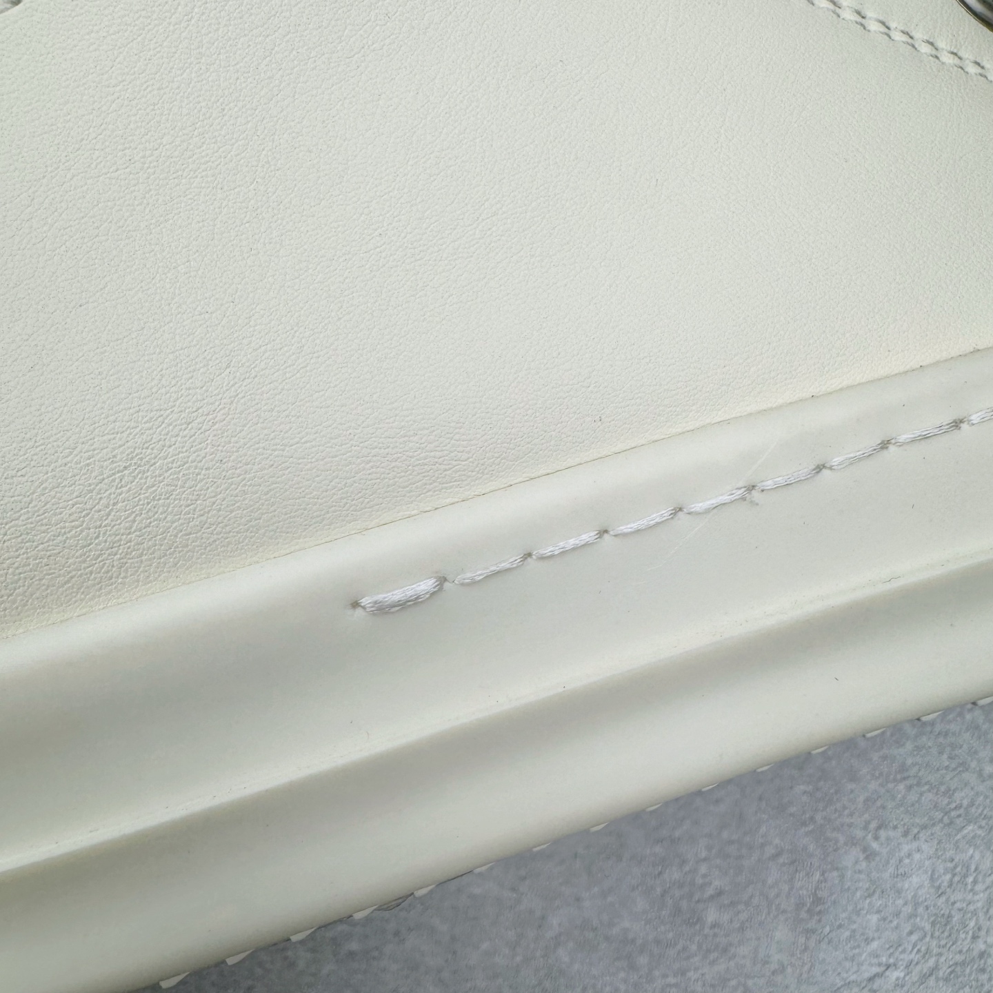 图片[12]-＃DG纯原 Rick Owens Drkshdw 瑞克·欧文斯低帮皮面时尚运动板鞋 奶白 二级市场已经7K以上 平台客户随意卖四位数 RO广东原厂出品 纯原天花板 原版一比一复刻 冲正绝不翻车 还原度达到百分之98以上 原楦开发纸版版型 ZP拆解原版1：1复模裁片纸版 力求做到0错位 这样才能达到和zp一致的鞋型味道 采用进口cnc数控机床开发对版独家tpu奶香大底 区别于市场所有版本 zp同源全头层粒面小牛皮 达到和zp一致手感 原厂进口细纹布 万邦订购原厂高弹粉红色海绵 内里搭配软质细腻羊皮 TPU高密度大底 软硬度透光度高已经测试和原版一致 尺码：36 37 38 39 40 41 42 43 44 45 46-选品中心