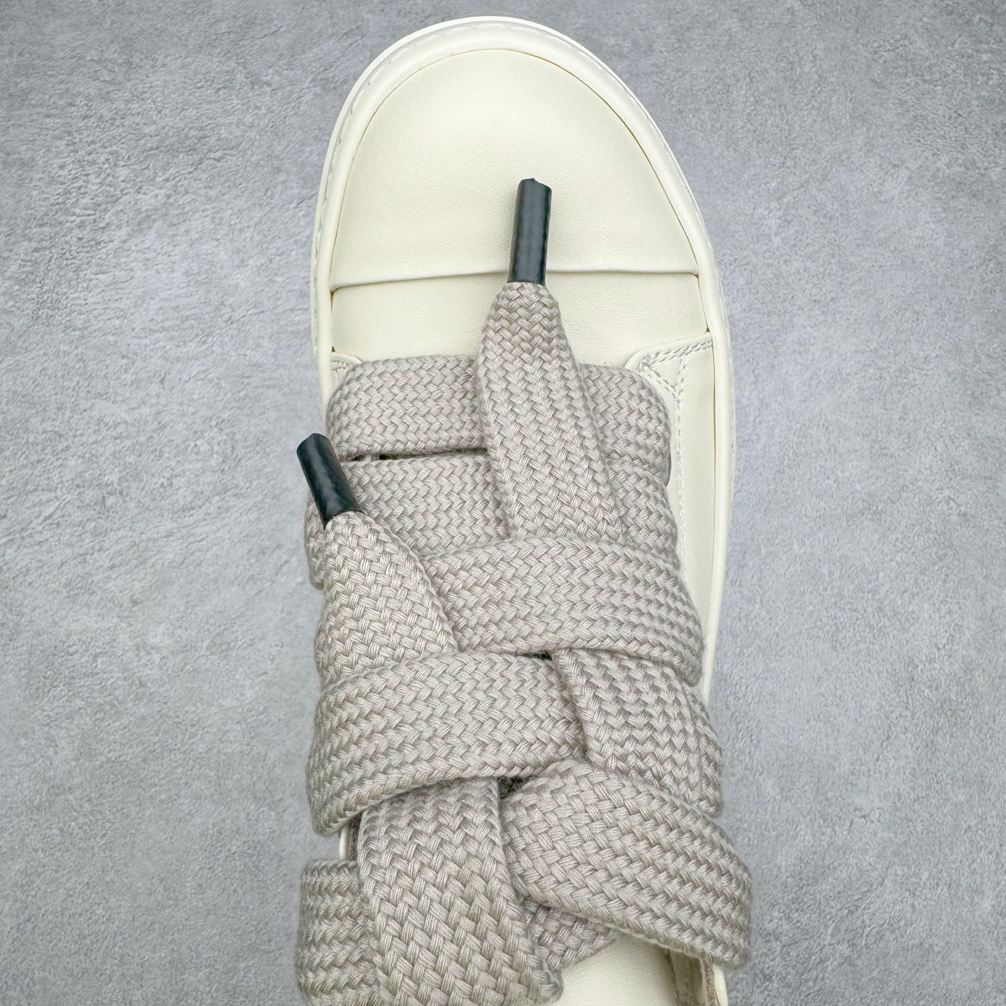 图片[4]-＃DG纯原 Rick Owens Drkshdw 瑞克·欧文斯低帮皮面时尚运动板鞋 奶白 二级市场已经7K以上 平台客户随意卖四位数 RO广东原厂出品 纯原天花板 原版一比一复刻 冲正绝不翻车 还原度达到百分之98以上 原楦开发纸版版型 ZP拆解原版1：1复模裁片纸版 力求做到0错位 这样才能达到和zp一致的鞋型味道 采用进口cnc数控机床开发对版独家tpu奶香大底 区别于市场所有版本 zp同源全头层粒面小牛皮 达到和zp一致手感 原厂进口细纹布 万邦订购原厂高弹粉红色海绵 内里搭配软质细腻羊皮 TPU高密度大底 软硬度透光度高已经测试和原版一致 尺码：36 37 38 39 40 41 42 43 44 45 46-选品中心