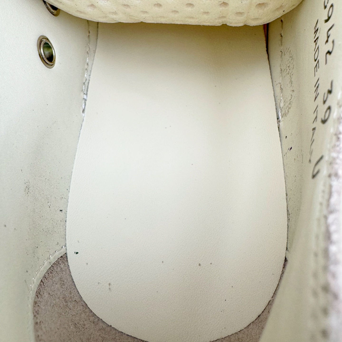 图片[16]-＃DG纯原 Rick Owens Drkshdw 瑞克·欧文斯低帮皮面时尚运动板鞋 奶白 二级市场已经7K以上 平台客户随意卖四位数 RO广东原厂出品 纯原天花板 原版一比一复刻 冲正绝不翻车 还原度达到百分之98以上 原楦开发纸版版型 ZP拆解原版1：1复模裁片纸版 力求做到0错位 这样才能达到和zp一致的鞋型味道 采用进口cnc数控机床开发对版独家tpu奶香大底 区别于市场所有版本 zp同源全头层粒面小牛皮 达到和zp一致手感 原厂进口细纹布 万邦订购原厂高弹粉红色海绵 内里搭配软质细腻羊皮 TPU高密度大底 软硬度透光度高已经测试和原版一致 尺码：36 37 38 39 40 41 42 43 44 45 46-选品中心