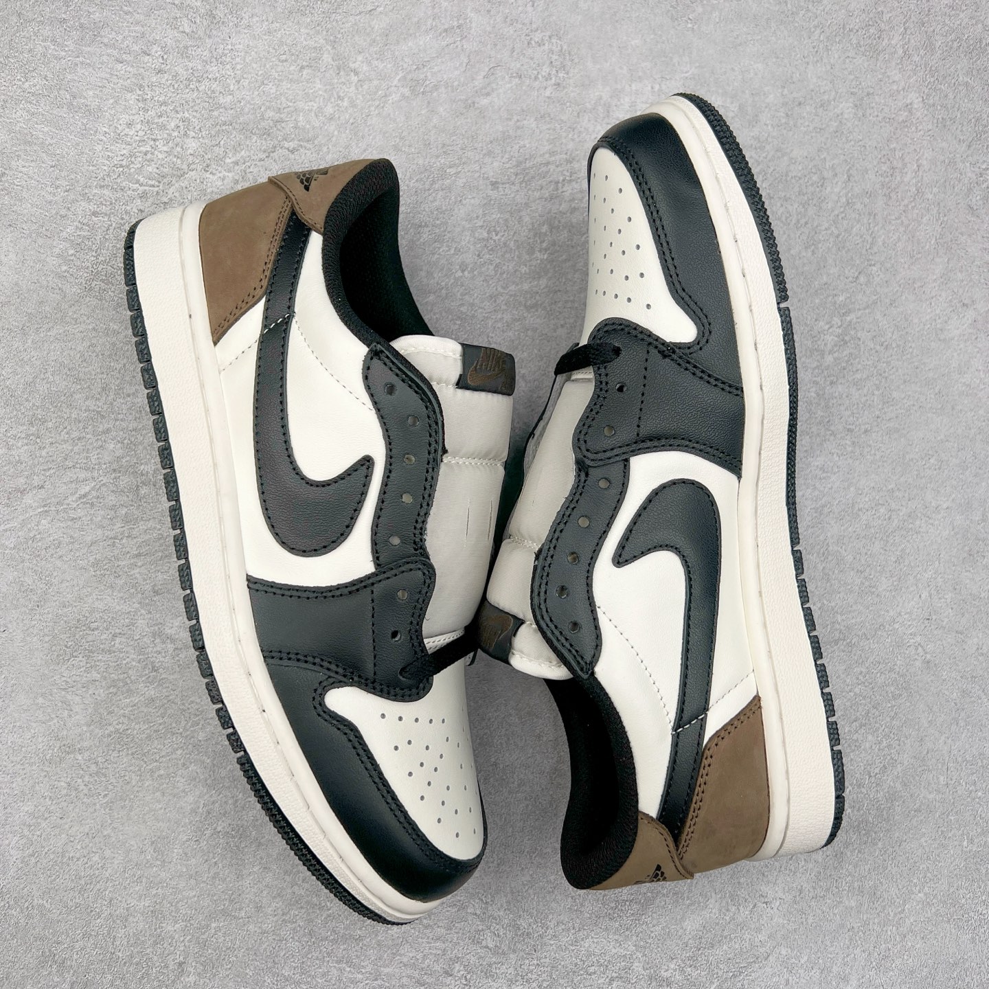 图片[3]-＃G7 Travis Scott x Air Jordan AJ1 Low OG TS联名倒钩低帮 头层皮料加持 DT同源全套原纸板楦头开发 确保原汁原味 完美呈现倒钩版型 原档案转印油墨一体 一码一磨具拒绝假半码 此版本只针对中端市场 皮料材质有所更替 其他数据细节工艺流程均保持一致 绝不口嗨 原盒原配 外盒透明胶套 内侧字体 工整带凹凸感 原厂拉帮工艺 针距密度一致 后跟弧度收口自然不对折 极致一眼正品既视感 进口玻璃冲刀皮料裁剪零毛边 承诺百分百一致原鞋 全鞋电脑针车工艺 进口港宝加持 后跟自然饱满 全鞋荧光划线卡点 追求极致完美 每一双都是工艺品 多重QC质检 超越公司货的品控标准 尺码：36 36.5 37.5 38 38.5 39 40 40.5 41 42 42.5 43 44 44.5 45 46 47.5-选品中心