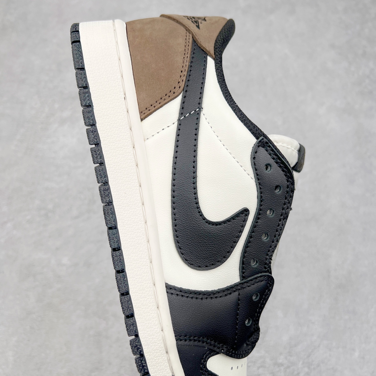 图片[6]-＃G7 Travis Scott x Air Jordan AJ1 Low OG TS联名倒钩低帮 头层皮料加持 DT同源全套原纸板楦头开发 确保原汁原味 完美呈现倒钩版型 原档案转印油墨一体 一码一磨具拒绝假半码 此版本只针对中端市场 皮料材质有所更替 其他数据细节工艺流程均保持一致 绝不口嗨 原盒原配 外盒透明胶套 内侧字体 工整带凹凸感 原厂拉帮工艺 针距密度一致 后跟弧度收口自然不对折 极致一眼正品既视感 进口玻璃冲刀皮料裁剪零毛边 承诺百分百一致原鞋 全鞋电脑针车工艺 进口港宝加持 后跟自然饱满 全鞋荧光划线卡点 追求极致完美 每一双都是工艺品 多重QC质检 超越公司货的品控标准 尺码：36 36.5 37.5 38 38.5 39 40 40.5 41 42 42.5 43 44 44.5 45 46 47.5-选品中心