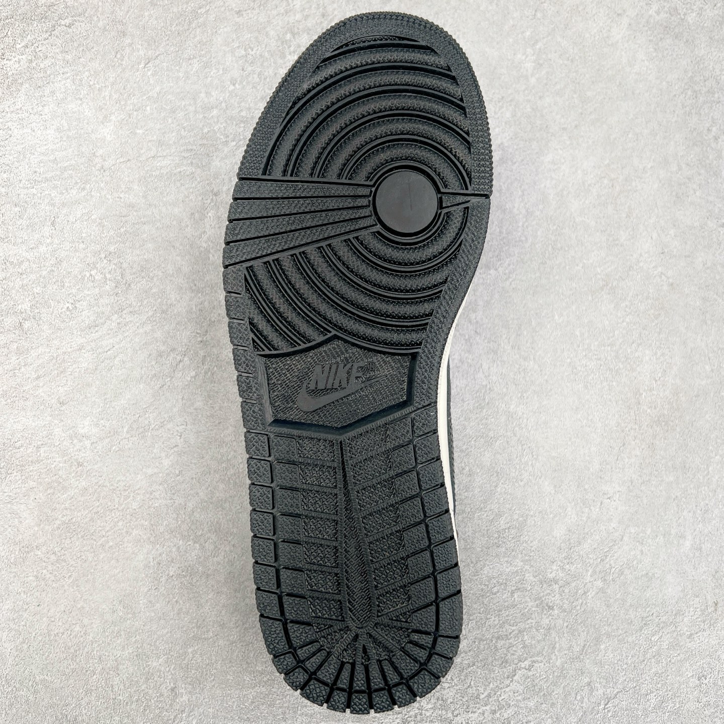 图片[9]-＃G7 Travis Scott x Air Jordan AJ1 Low OG TS联名倒钩低帮 头层皮料加持 DT同源全套原纸板楦头开发 确保原汁原味 完美呈现倒钩版型 原档案转印油墨一体 一码一磨具拒绝假半码 此版本只针对中端市场 皮料材质有所更替 其他数据细节工艺流程均保持一致 绝不口嗨 原盒原配 外盒透明胶套 内侧字体 工整带凹凸感 原厂拉帮工艺 针距密度一致 后跟弧度收口自然不对折 极致一眼正品既视感 进口玻璃冲刀皮料裁剪零毛边 承诺百分百一致原鞋 全鞋电脑针车工艺 进口港宝加持 后跟自然饱满 全鞋荧光划线卡点 追求极致完美 每一双都是工艺品 多重QC质检 超越公司货的品控标准 尺码：36 36.5 37.5 38 38.5 39 40 40.5 41 42 42.5 43 44 44.5 45 46 47.5-选品中心