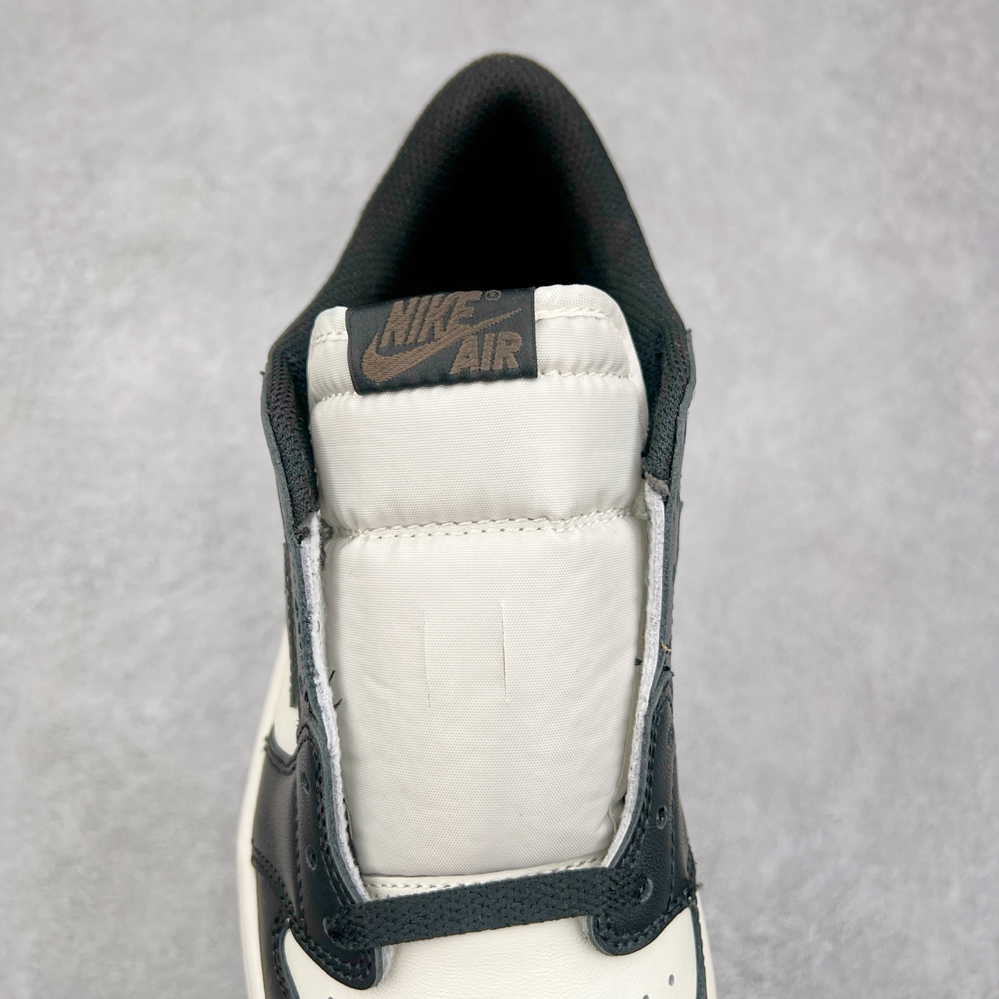 图片[5]-＃G7 Travis Scott x Air Jordan AJ1 Low OG TS联名倒钩低帮 头层皮料加持 DT同源全套原纸板楦头开发 确保原汁原味 完美呈现倒钩版型 原档案转印油墨一体 一码一磨具拒绝假半码 此版本只针对中端市场 皮料材质有所更替 其他数据细节工艺流程均保持一致 绝不口嗨 原盒原配 外盒透明胶套 内侧字体 工整带凹凸感 原厂拉帮工艺 针距密度一致 后跟弧度收口自然不对折 极致一眼正品既视感 进口玻璃冲刀皮料裁剪零毛边 承诺百分百一致原鞋 全鞋电脑针车工艺 进口港宝加持 后跟自然饱满 全鞋荧光划线卡点 追求极致完美 每一双都是工艺品 多重QC质检 超越公司货的品控标准 尺码：36 36.5 37.5 38 38.5 39 40 40.5 41 42 42.5 43 44 44.5 45 46 47.5-选品中心