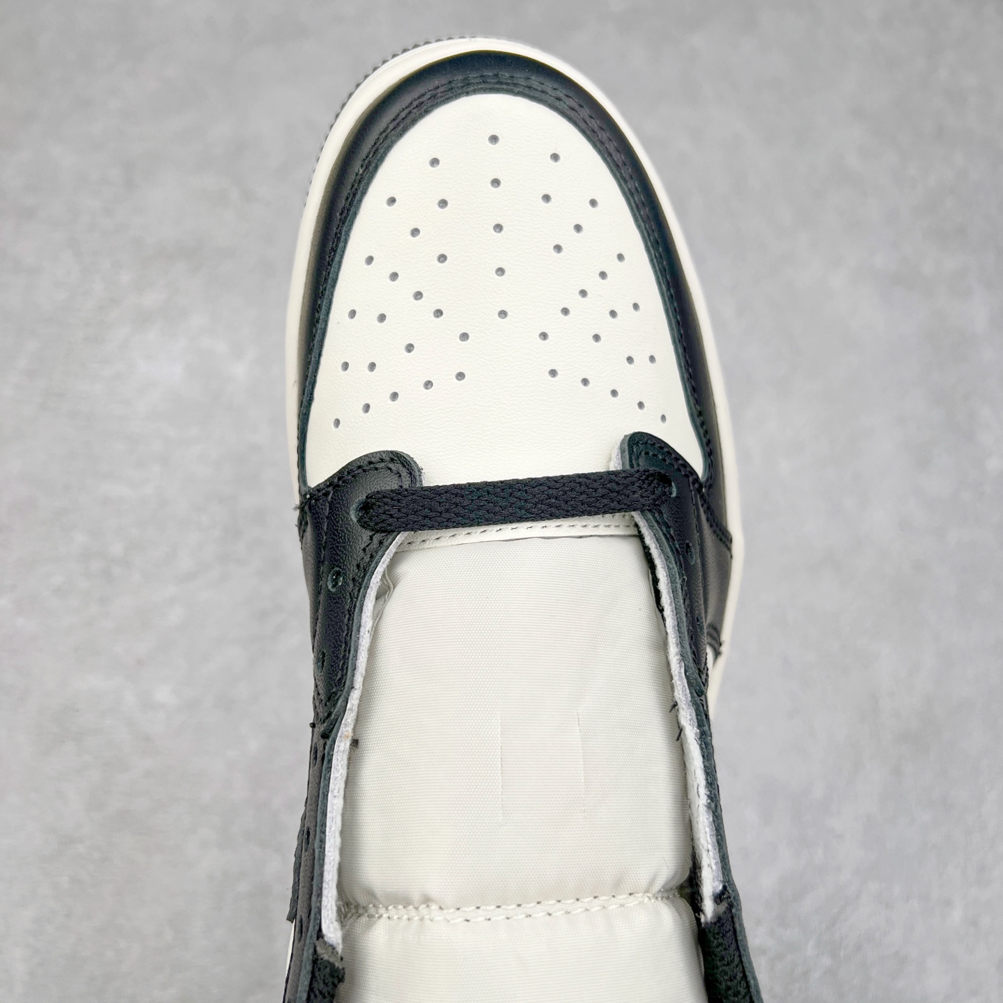 图片[4]-＃G7 Travis Scott x Air Jordan AJ1 Low OG TS联名倒钩低帮 头层皮料加持 DT同源全套原纸板楦头开发 确保原汁原味 完美呈现倒钩版型 原档案转印油墨一体 一码一磨具拒绝假半码 此版本只针对中端市场 皮料材质有所更替 其他数据细节工艺流程均保持一致 绝不口嗨 原盒原配 外盒透明胶套 内侧字体 工整带凹凸感 原厂拉帮工艺 针距密度一致 后跟弧度收口自然不对折 极致一眼正品既视感 进口玻璃冲刀皮料裁剪零毛边 承诺百分百一致原鞋 全鞋电脑针车工艺 进口港宝加持 后跟自然饱满 全鞋荧光划线卡点 追求极致完美 每一双都是工艺品 多重QC质检 超越公司货的品控标准 尺码：36 36.5 37.5 38 38.5 39 40 40.5 41 42 42.5 43 44 44.5 45 46 47.5-选品中心