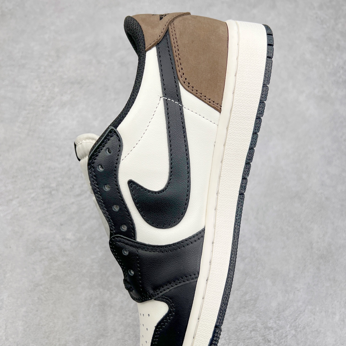 图片[7]-＃G7 Travis Scott x Air Jordan AJ1 Low OG TS联名倒钩低帮 头层皮料加持 DT同源全套原纸板楦头开发 确保原汁原味 完美呈现倒钩版型 原档案转印油墨一体 一码一磨具拒绝假半码 此版本只针对中端市场 皮料材质有所更替 其他数据细节工艺流程均保持一致 绝不口嗨 原盒原配 外盒透明胶套 内侧字体 工整带凹凸感 原厂拉帮工艺 针距密度一致 后跟弧度收口自然不对折 极致一眼正品既视感 进口玻璃冲刀皮料裁剪零毛边 承诺百分百一致原鞋 全鞋电脑针车工艺 进口港宝加持 后跟自然饱满 全鞋荧光划线卡点 追求极致完美 每一双都是工艺品 多重QC质检 超越公司货的品控标准 尺码：36 36.5 37.5 38 38.5 39 40 40.5 41 42 42.5 43 44 44.5 45 46 47.5-选品中心