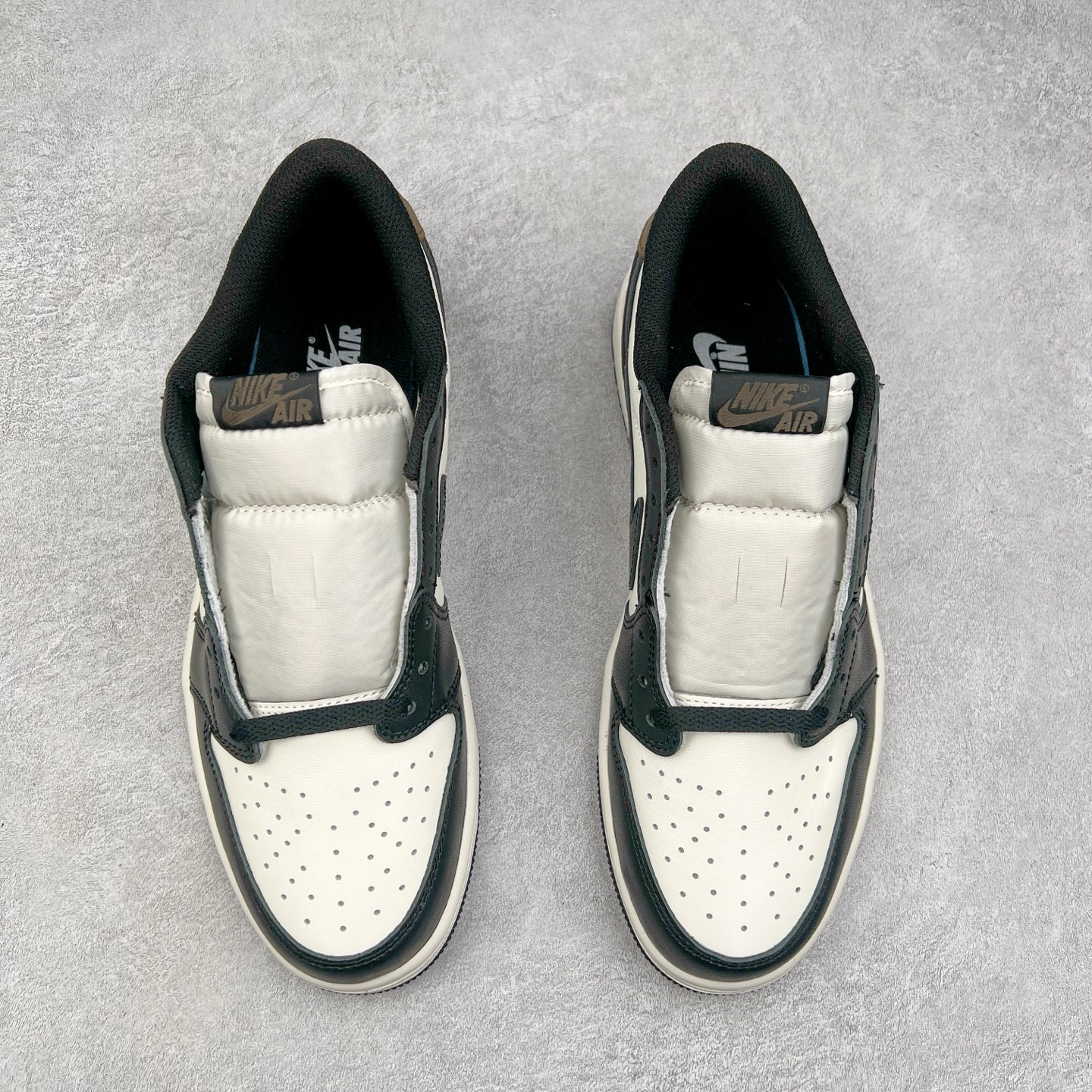 图片[2]-＃G7 Travis Scott x Air Jordan AJ1 Low OG TS联名倒钩低帮 头层皮料加持 DT同源全套原纸板楦头开发 确保原汁原味 完美呈现倒钩版型 原档案转印油墨一体 一码一磨具拒绝假半码 此版本只针对中端市场 皮料材质有所更替 其他数据细节工艺流程均保持一致 绝不口嗨 原盒原配 外盒透明胶套 内侧字体 工整带凹凸感 原厂拉帮工艺 针距密度一致 后跟弧度收口自然不对折 极致一眼正品既视感 进口玻璃冲刀皮料裁剪零毛边 承诺百分百一致原鞋 全鞋电脑针车工艺 进口港宝加持 后跟自然饱满 全鞋荧光划线卡点 追求极致完美 每一双都是工艺品 多重QC质检 超越公司货的品控标准 尺码：36 36.5 37.5 38 38.5 39 40 40.5 41 42 42.5 43 44 44.5 45 46 47.5-选品中心