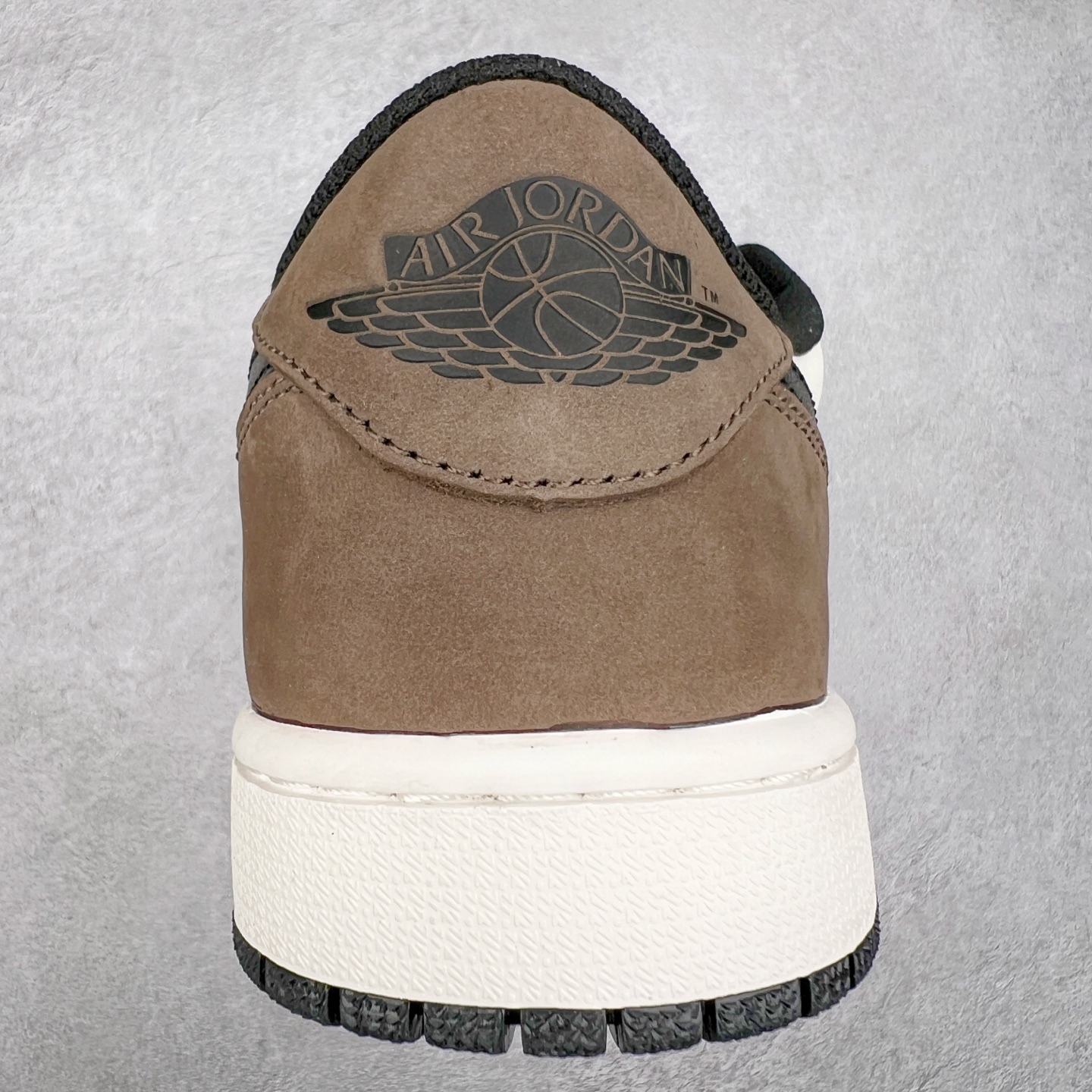 图片[8]-＃G7 Travis Scott x Air Jordan AJ1 Low OG TS联名倒钩低帮 头层皮料加持 DT同源全套原纸板楦头开发 确保原汁原味 完美呈现倒钩版型 原档案转印油墨一体 一码一磨具拒绝假半码 此版本只针对中端市场 皮料材质有所更替 其他数据细节工艺流程均保持一致 绝不口嗨 原盒原配 外盒透明胶套 内侧字体 工整带凹凸感 原厂拉帮工艺 针距密度一致 后跟弧度收口自然不对折 极致一眼正品既视感 进口玻璃冲刀皮料裁剪零毛边 承诺百分百一致原鞋 全鞋电脑针车工艺 进口港宝加持 后跟自然饱满 全鞋荧光划线卡点 追求极致完美 每一双都是工艺品 多重QC质检 超越公司货的品控标准 尺码：36 36.5 37.5 38 38.5 39 40 40.5 41 42 42.5 43 44 44.5 45 46 47.5-选品中心