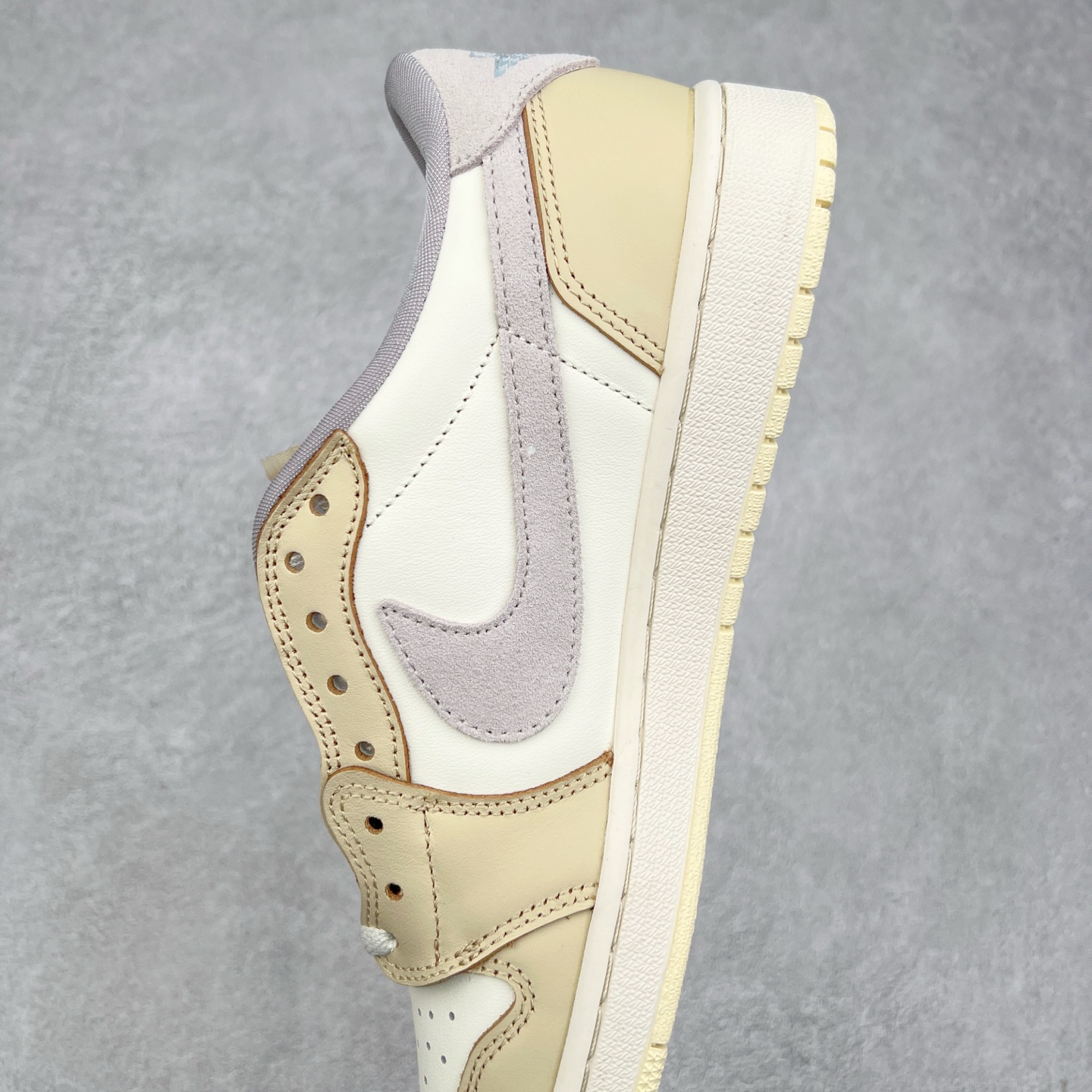 图片[7]-＃G7 Travis Scott x Air Jordan AJ1 Low OG TS联名倒钩低帮 头层皮料加持 DT同源全套原纸板楦头开发 确保原汁原味 完美呈现倒钩版型 原档案转印油墨一体 一码一磨具拒绝假半码 此版本只针对中端市场 皮料材质有所更替 其他数据细节工艺流程均保持一致 绝不口嗨 原盒原配 外盒透明胶套 内侧字体 工整带凹凸感 原厂拉帮工艺 针距密度一致 后跟弧度收口自然不对折 极致一眼正品既视感 进口玻璃冲刀皮料裁剪零毛边 承诺百分百一致原鞋 全鞋电脑针车工艺 进口港宝加持 后跟自然饱满 全鞋荧光划线卡点 追求极致完美 每一双都是工艺品 多重QC质检 超越公司货的品控标准 尺码：36 36.5 37.5 38 38.5 39 40 40.5 41 42 42.5 43 44 44.5 45 46 47.5-选品中心