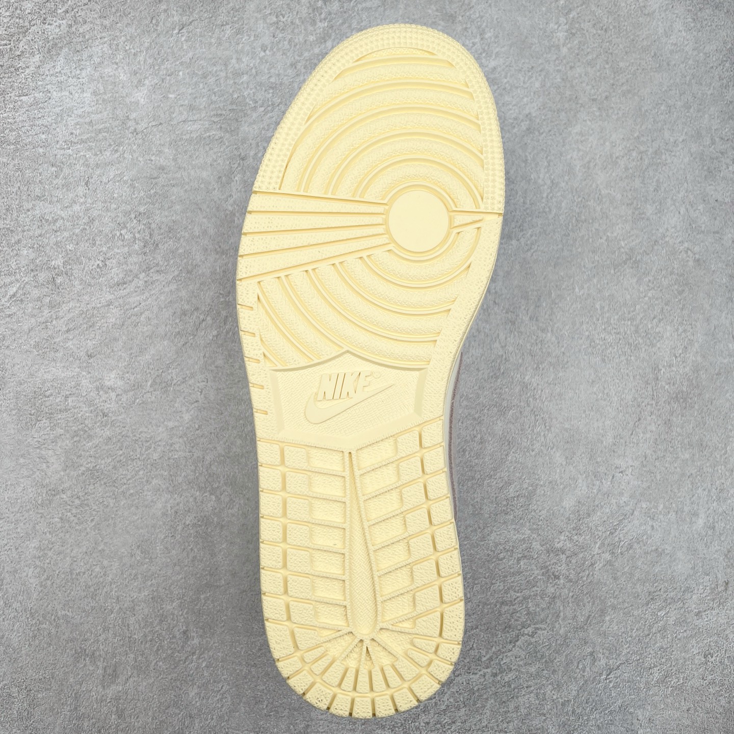 图片[9]-＃G7 Travis Scott x Air Jordan AJ1 Low OG TS联名倒钩低帮 头层皮料加持 DT同源全套原纸板楦头开发 确保原汁原味 完美呈现倒钩版型 原档案转印油墨一体 一码一磨具拒绝假半码 此版本只针对中端市场 皮料材质有所更替 其他数据细节工艺流程均保持一致 绝不口嗨 原盒原配 外盒透明胶套 内侧字体 工整带凹凸感 原厂拉帮工艺 针距密度一致 后跟弧度收口自然不对折 极致一眼正品既视感 进口玻璃冲刀皮料裁剪零毛边 承诺百分百一致原鞋 全鞋电脑针车工艺 进口港宝加持 后跟自然饱满 全鞋荧光划线卡点 追求极致完美 每一双都是工艺品 多重QC质检 超越公司货的品控标准 尺码：36 36.5 37.5 38 38.5 39 40 40.5 41 42 42.5 43 44 44.5 45 46 47.5-选品中心