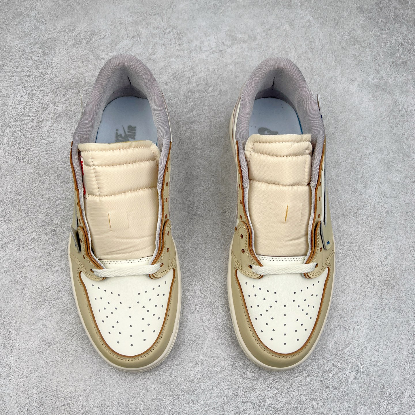 图片[2]-＃G7 Travis Scott x Air Jordan AJ1 Low OG TS联名倒钩低帮 头层皮料加持 DT同源全套原纸板楦头开发 确保原汁原味 完美呈现倒钩版型 原档案转印油墨一体 一码一磨具拒绝假半码 此版本只针对中端市场 皮料材质有所更替 其他数据细节工艺流程均保持一致 绝不口嗨 原盒原配 外盒透明胶套 内侧字体 工整带凹凸感 原厂拉帮工艺 针距密度一致 后跟弧度收口自然不对折 极致一眼正品既视感 进口玻璃冲刀皮料裁剪零毛边 承诺百分百一致原鞋 全鞋电脑针车工艺 进口港宝加持 后跟自然饱满 全鞋荧光划线卡点 追求极致完美 每一双都是工艺品 多重QC质检 超越公司货的品控标准 尺码：36 36.5 37.5 38 38.5 39 40 40.5 41 42 42.5 43 44 44.5 45 46 47.5-选品中心