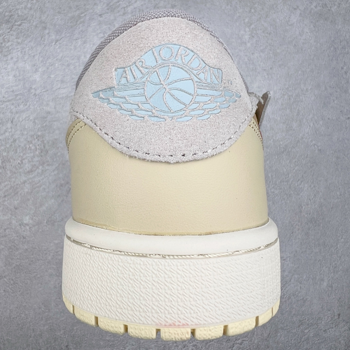 图片[8]-＃G7 Travis Scott x Air Jordan AJ1 Low OG TS联名倒钩低帮 头层皮料加持 DT同源全套原纸板楦头开发 确保原汁原味 完美呈现倒钩版型 原档案转印油墨一体 一码一磨具拒绝假半码 此版本只针对中端市场 皮料材质有所更替 其他数据细节工艺流程均保持一致 绝不口嗨 原盒原配 外盒透明胶套 内侧字体 工整带凹凸感 原厂拉帮工艺 针距密度一致 后跟弧度收口自然不对折 极致一眼正品既视感 进口玻璃冲刀皮料裁剪零毛边 承诺百分百一致原鞋 全鞋电脑针车工艺 进口港宝加持 后跟自然饱满 全鞋荧光划线卡点 追求极致完美 每一双都是工艺品 多重QC质检 超越公司货的品控标准 尺码：36 36.5 37.5 38 38.5 39 40 40.5 41 42 42.5 43 44 44.5 45 46 47.5-选品中心