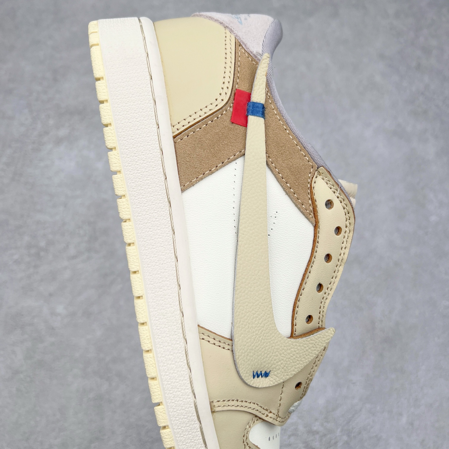 图片[6]-＃G7 Travis Scott x Air Jordan AJ1 Low OG TS联名倒钩低帮 头层皮料加持 DT同源全套原纸板楦头开发 确保原汁原味 完美呈现倒钩版型 原档案转印油墨一体 一码一磨具拒绝假半码 此版本只针对中端市场 皮料材质有所更替 其他数据细节工艺流程均保持一致 绝不口嗨 原盒原配 外盒透明胶套 内侧字体 工整带凹凸感 原厂拉帮工艺 针距密度一致 后跟弧度收口自然不对折 极致一眼正品既视感 进口玻璃冲刀皮料裁剪零毛边 承诺百分百一致原鞋 全鞋电脑针车工艺 进口港宝加持 后跟自然饱满 全鞋荧光划线卡点 追求极致完美 每一双都是工艺品 多重QC质检 超越公司货的品控标准 尺码：36 36.5 37.5 38 38.5 39 40 40.5 41 42 42.5 43 44 44.5 45 46 47.5-选品中心