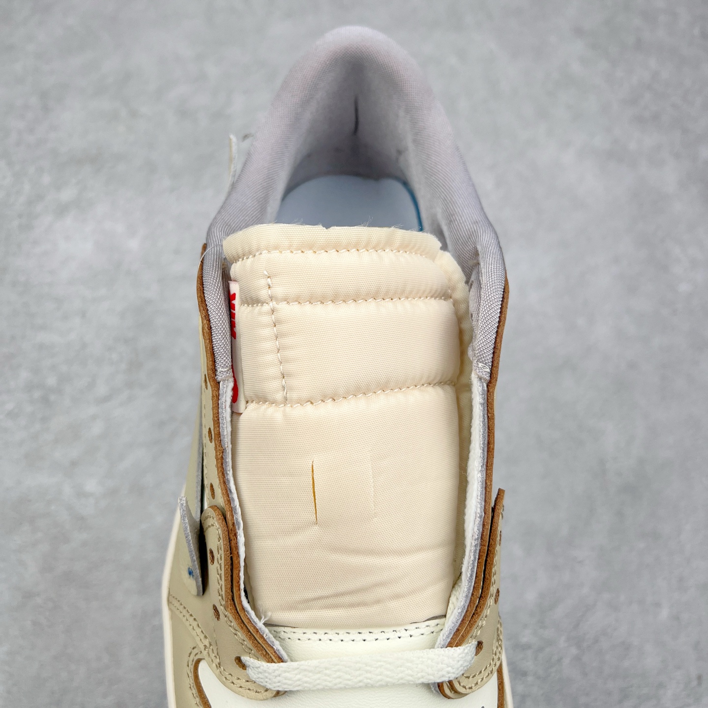 图片[5]-＃G7 Travis Scott x Air Jordan AJ1 Low OG TS联名倒钩低帮 头层皮料加持 DT同源全套原纸板楦头开发 确保原汁原味 完美呈现倒钩版型 原档案转印油墨一体 一码一磨具拒绝假半码 此版本只针对中端市场 皮料材质有所更替 其他数据细节工艺流程均保持一致 绝不口嗨 原盒原配 外盒透明胶套 内侧字体 工整带凹凸感 原厂拉帮工艺 针距密度一致 后跟弧度收口自然不对折 极致一眼正品既视感 进口玻璃冲刀皮料裁剪零毛边 承诺百分百一致原鞋 全鞋电脑针车工艺 进口港宝加持 后跟自然饱满 全鞋荧光划线卡点 追求极致完美 每一双都是工艺品 多重QC质检 超越公司货的品控标准 尺码：36 36.5 37.5 38 38.5 39 40 40.5 41 42 42.5 43 44 44.5 45 46 47.5-选品中心