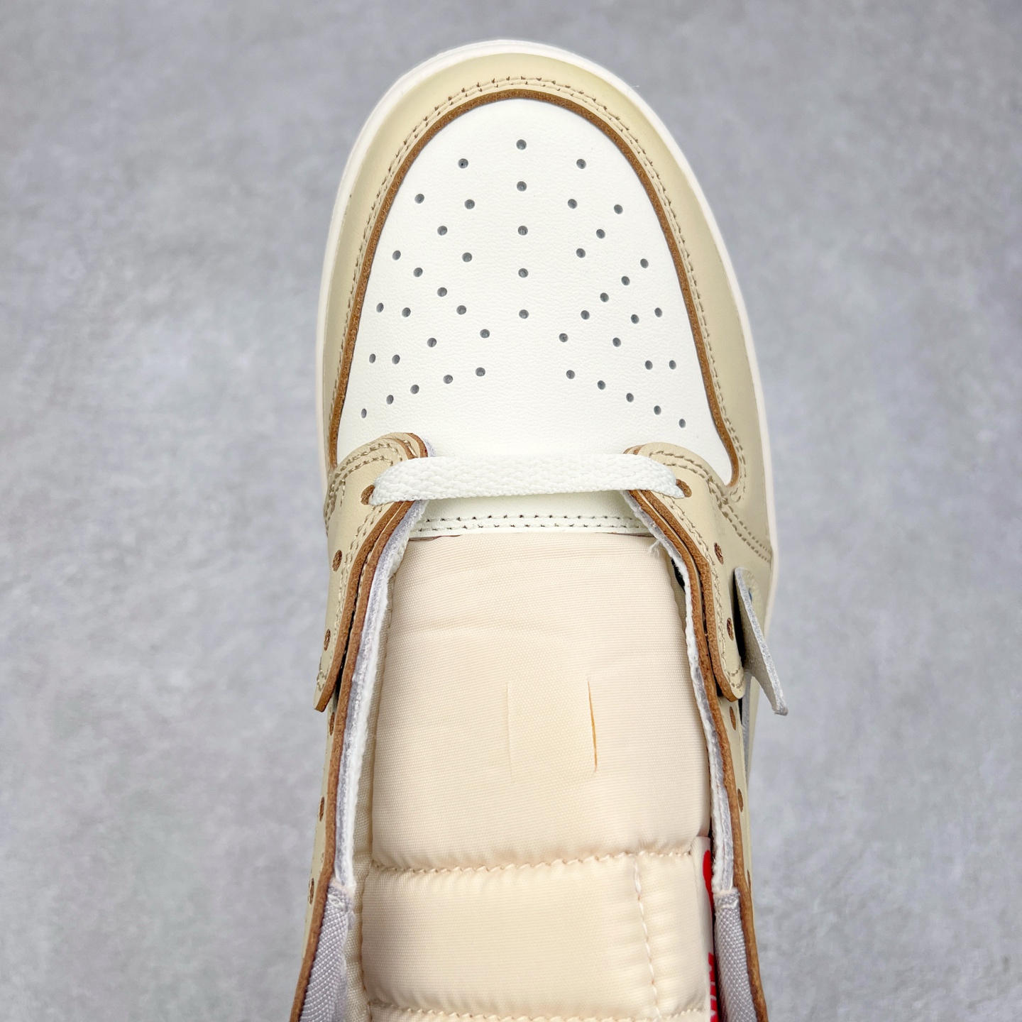 图片[4]-＃G7 Travis Scott x Air Jordan AJ1 Low OG TS联名倒钩低帮 头层皮料加持 DT同源全套原纸板楦头开发 确保原汁原味 完美呈现倒钩版型 原档案转印油墨一体 一码一磨具拒绝假半码 此版本只针对中端市场 皮料材质有所更替 其他数据细节工艺流程均保持一致 绝不口嗨 原盒原配 外盒透明胶套 内侧字体 工整带凹凸感 原厂拉帮工艺 针距密度一致 后跟弧度收口自然不对折 极致一眼正品既视感 进口玻璃冲刀皮料裁剪零毛边 承诺百分百一致原鞋 全鞋电脑针车工艺 进口港宝加持 后跟自然饱满 全鞋荧光划线卡点 追求极致完美 每一双都是工艺品 多重QC质检 超越公司货的品控标准 尺码：36 36.5 37.5 38 38.5 39 40 40.5 41 42 42.5 43 44 44.5 45 46 47.5-选品中心