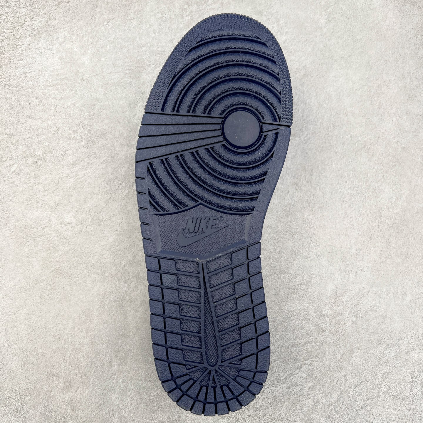 图片[9]-＃G7 Travis Scott x Air Jordan AJ1 Low OG TS联名倒钩低帮 头层皮料加持 DT同源全套原纸板楦头开发 确保原汁原味 完美呈现倒钩版型 原档案转印油墨一体 一码一磨具拒绝假半码 此版本只针对中端市场 皮料材质有所更替 其他数据细节工艺流程均保持一致 绝不口嗨 原盒原配 外盒透明胶套 内侧字体 工整带凹凸感 原厂拉帮工艺 针距密度一致 后跟弧度收口自然不对折 极致一眼正品既视感 进口玻璃冲刀皮料裁剪零毛边 承诺百分百一致原鞋 全鞋电脑针车工艺 进口港宝加持 后跟自然饱满 全鞋荧光划线卡点 追求极致完美 每一双都是工艺品 多重QC质检 超越公司货的品控标准 尺码：36 36.5 37.5 38 38.5 39 40 40.5 41 42 42.5 43 44 44.5 45 46 47.5-选品中心