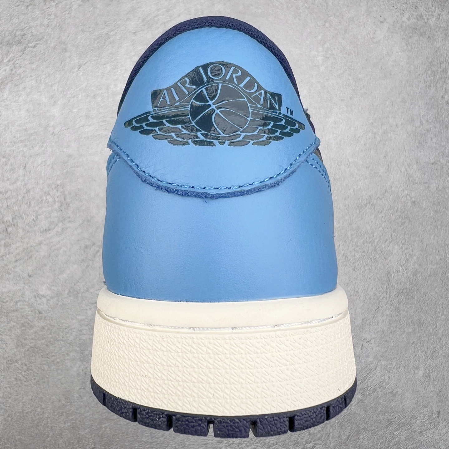 图片[8]-＃G7 Travis Scott x Air Jordan AJ1 Low OG TS联名倒钩低帮 头层皮料加持 DT同源全套原纸板楦头开发 确保原汁原味 完美呈现倒钩版型 原档案转印油墨一体 一码一磨具拒绝假半码 此版本只针对中端市场 皮料材质有所更替 其他数据细节工艺流程均保持一致 绝不口嗨 原盒原配 外盒透明胶套 内侧字体 工整带凹凸感 原厂拉帮工艺 针距密度一致 后跟弧度收口自然不对折 极致一眼正品既视感 进口玻璃冲刀皮料裁剪零毛边 承诺百分百一致原鞋 全鞋电脑针车工艺 进口港宝加持 后跟自然饱满 全鞋荧光划线卡点 追求极致完美 每一双都是工艺品 多重QC质检 超越公司货的品控标准 尺码：36 36.5 37.5 38 38.5 39 40 40.5 41 42 42.5 43 44 44.5 45 46 47.5-选品中心