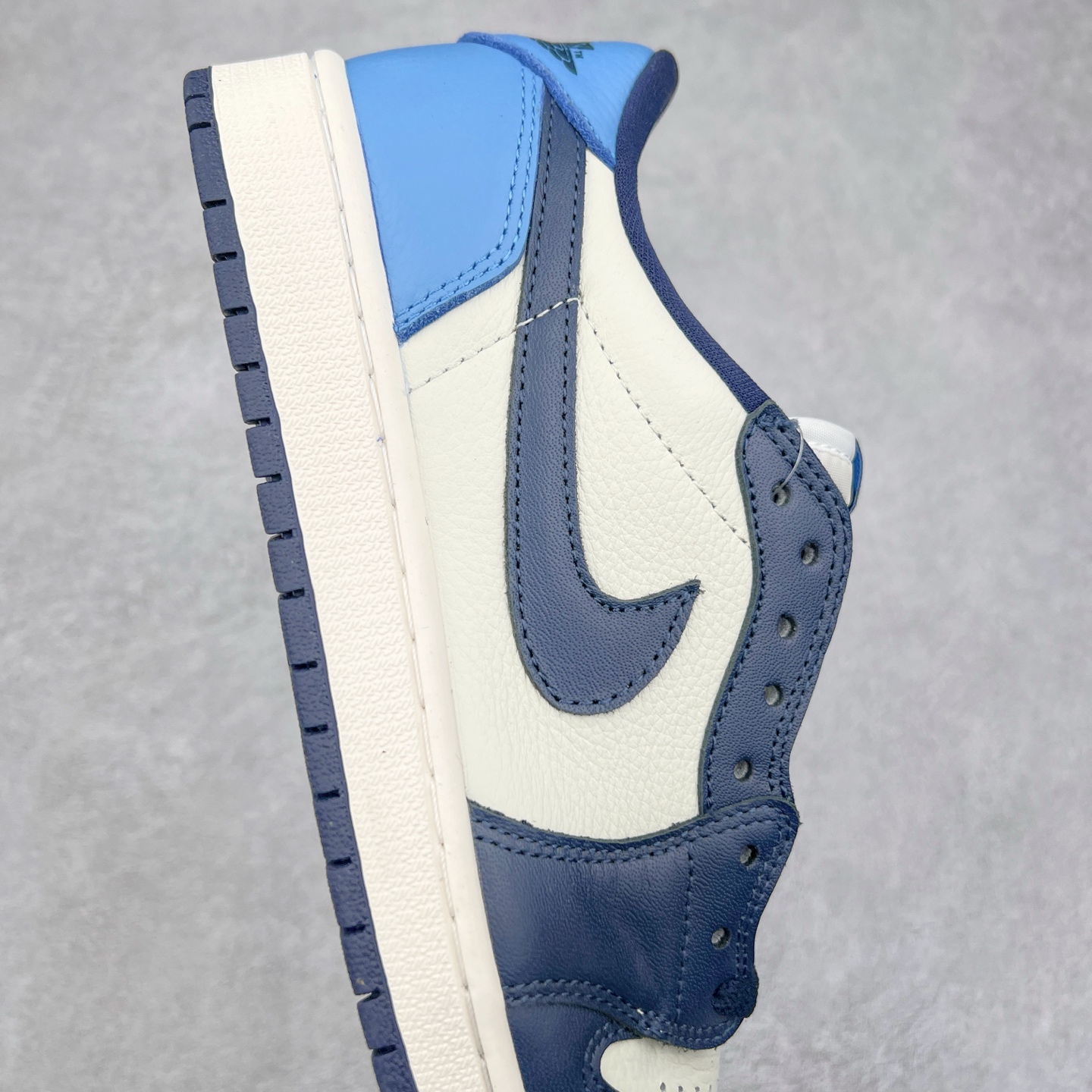 图片[6]-＃G7 Travis Scott x Air Jordan AJ1 Low OG TS联名倒钩低帮 头层皮料加持 DT同源全套原纸板楦头开发 确保原汁原味 完美呈现倒钩版型 原档案转印油墨一体 一码一磨具拒绝假半码 此版本只针对中端市场 皮料材质有所更替 其他数据细节工艺流程均保持一致 绝不口嗨 原盒原配 外盒透明胶套 内侧字体 工整带凹凸感 原厂拉帮工艺 针距密度一致 后跟弧度收口自然不对折 极致一眼正品既视感 进口玻璃冲刀皮料裁剪零毛边 承诺百分百一致原鞋 全鞋电脑针车工艺 进口港宝加持 后跟自然饱满 全鞋荧光划线卡点 追求极致完美 每一双都是工艺品 多重QC质检 超越公司货的品控标准 尺码：36 36.5 37.5 38 38.5 39 40 40.5 41 42 42.5 43 44 44.5 45 46 47.5-选品中心