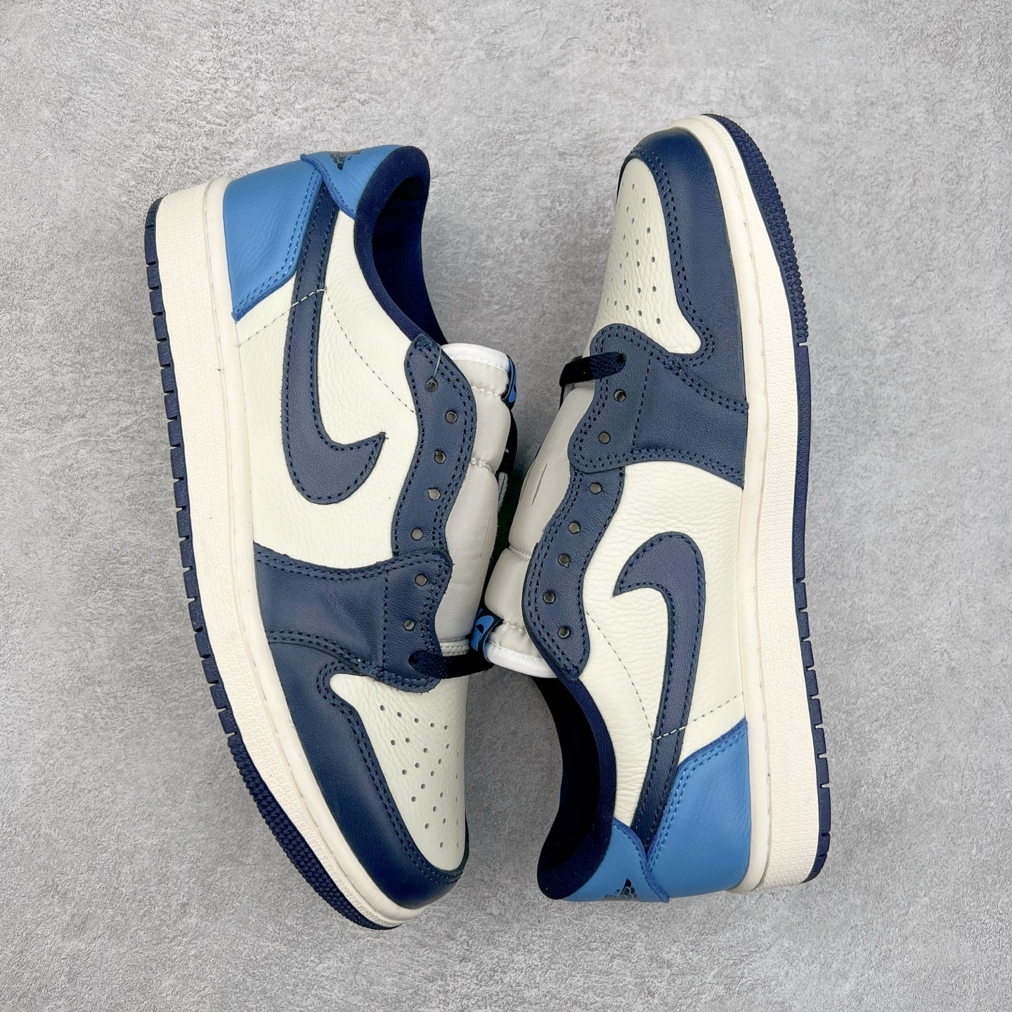 图片[3]-＃G7 Travis Scott x Air Jordan AJ1 Low OG TS联名倒钩低帮 头层皮料加持 DT同源全套原纸板楦头开发 确保原汁原味 完美呈现倒钩版型 原档案转印油墨一体 一码一磨具拒绝假半码 此版本只针对中端市场 皮料材质有所更替 其他数据细节工艺流程均保持一致 绝不口嗨 原盒原配 外盒透明胶套 内侧字体 工整带凹凸感 原厂拉帮工艺 针距密度一致 后跟弧度收口自然不对折 极致一眼正品既视感 进口玻璃冲刀皮料裁剪零毛边 承诺百分百一致原鞋 全鞋电脑针车工艺 进口港宝加持 后跟自然饱满 全鞋荧光划线卡点 追求极致完美 每一双都是工艺品 多重QC质检 超越公司货的品控标准 尺码：36 36.5 37.5 38 38.5 39 40 40.5 41 42 42.5 43 44 44.5 45 46 47.5-选品中心