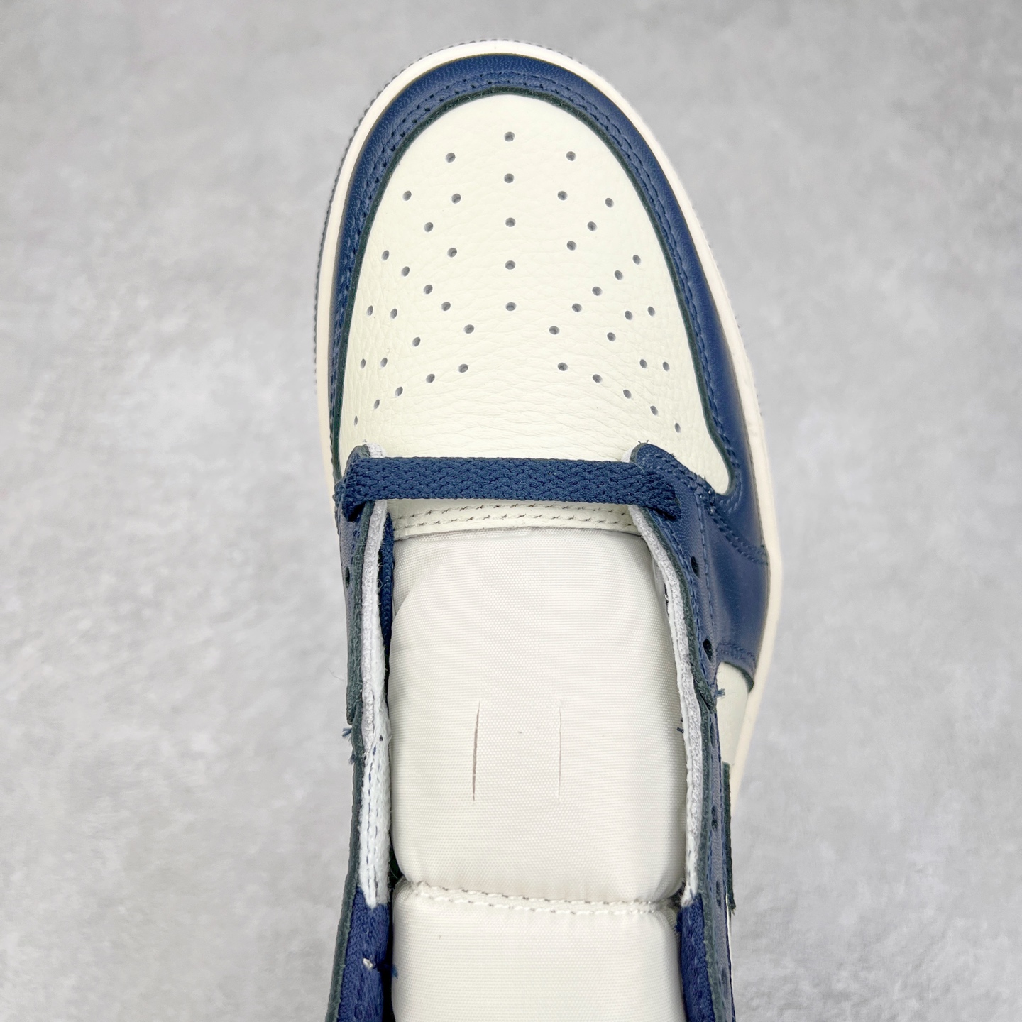 图片[4]-＃G7 Travis Scott x Air Jordan AJ1 Low OG TS联名倒钩低帮 头层皮料加持 DT同源全套原纸板楦头开发 确保原汁原味 完美呈现倒钩版型 原档案转印油墨一体 一码一磨具拒绝假半码 此版本只针对中端市场 皮料材质有所更替 其他数据细节工艺流程均保持一致 绝不口嗨 原盒原配 外盒透明胶套 内侧字体 工整带凹凸感 原厂拉帮工艺 针距密度一致 后跟弧度收口自然不对折 极致一眼正品既视感 进口玻璃冲刀皮料裁剪零毛边 承诺百分百一致原鞋 全鞋电脑针车工艺 进口港宝加持 后跟自然饱满 全鞋荧光划线卡点 追求极致完美 每一双都是工艺品 多重QC质检 超越公司货的品控标准 尺码：36 36.5 37.5 38 38.5 39 40 40.5 41 42 42.5 43 44 44.5 45 46 47.5-选品中心