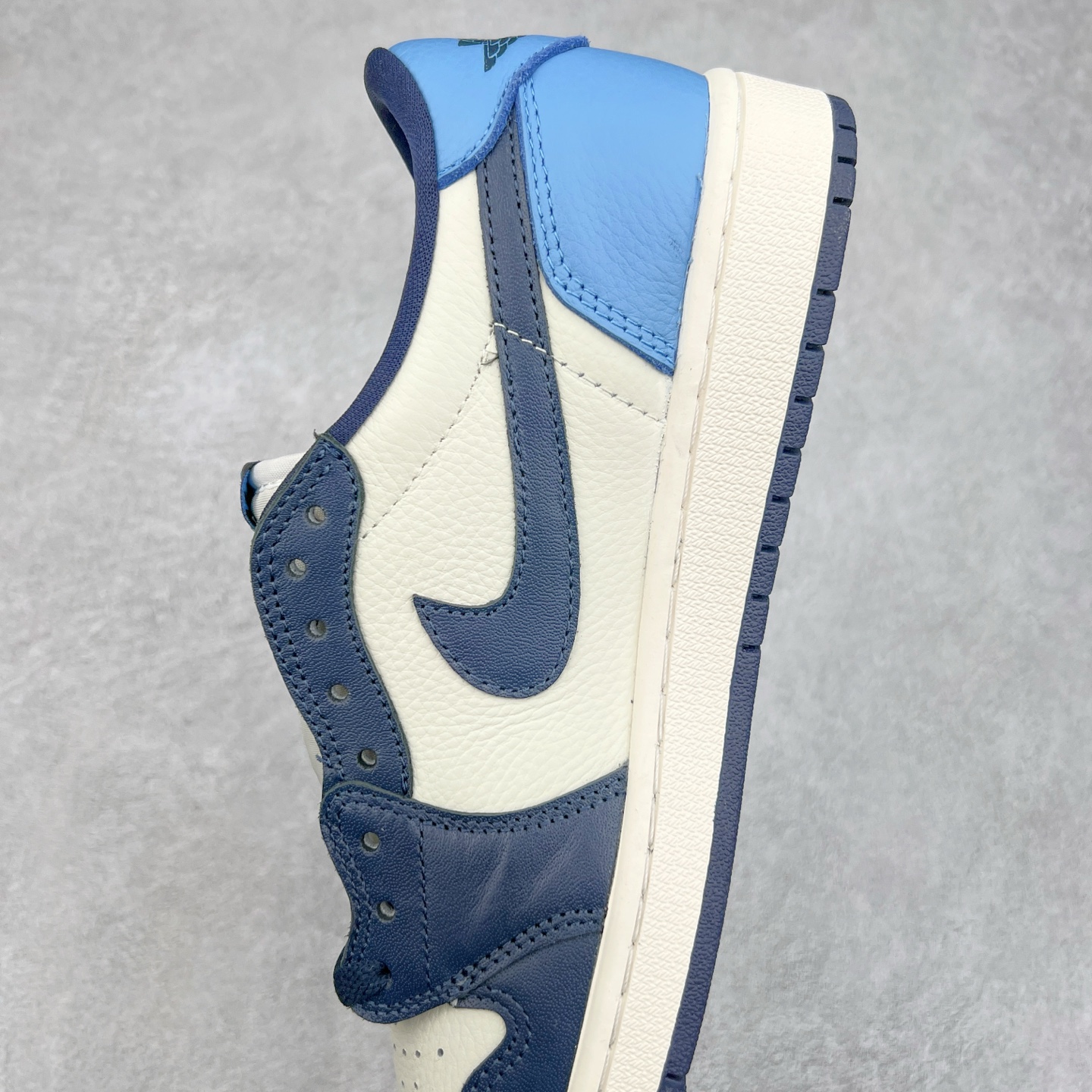 图片[7]-＃G7 Travis Scott x Air Jordan AJ1 Low OG TS联名倒钩低帮 头层皮料加持 DT同源全套原纸板楦头开发 确保原汁原味 完美呈现倒钩版型 原档案转印油墨一体 一码一磨具拒绝假半码 此版本只针对中端市场 皮料材质有所更替 其他数据细节工艺流程均保持一致 绝不口嗨 原盒原配 外盒透明胶套 内侧字体 工整带凹凸感 原厂拉帮工艺 针距密度一致 后跟弧度收口自然不对折 极致一眼正品既视感 进口玻璃冲刀皮料裁剪零毛边 承诺百分百一致原鞋 全鞋电脑针车工艺 进口港宝加持 后跟自然饱满 全鞋荧光划线卡点 追求极致完美 每一双都是工艺品 多重QC质检 超越公司货的品控标准 尺码：36 36.5 37.5 38 38.5 39 40 40.5 41 42 42.5 43 44 44.5 45 46 47.5-选品中心