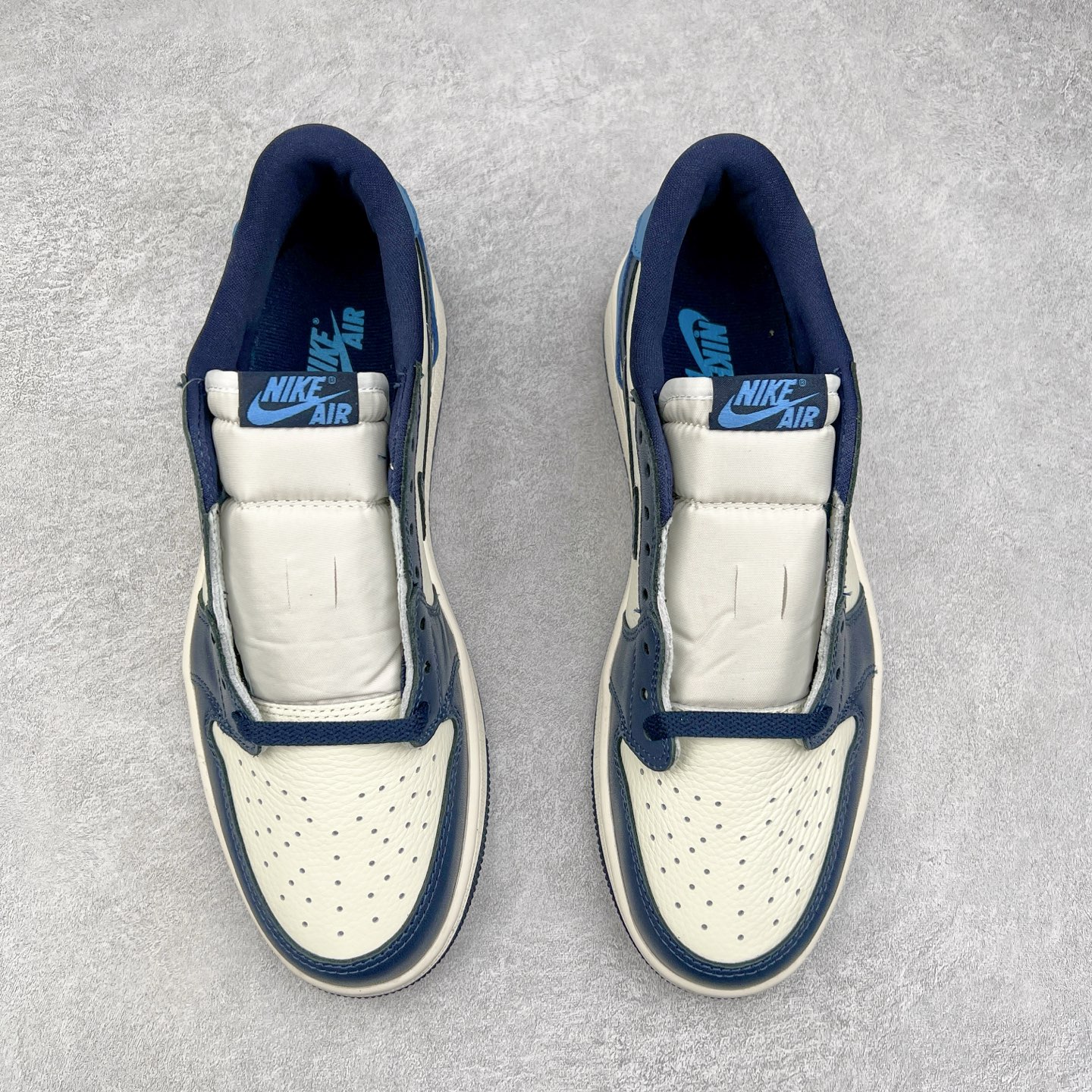 图片[2]-＃G7 Travis Scott x Air Jordan AJ1 Low OG TS联名倒钩低帮 头层皮料加持 DT同源全套原纸板楦头开发 确保原汁原味 完美呈现倒钩版型 原档案转印油墨一体 一码一磨具拒绝假半码 此版本只针对中端市场 皮料材质有所更替 其他数据细节工艺流程均保持一致 绝不口嗨 原盒原配 外盒透明胶套 内侧字体 工整带凹凸感 原厂拉帮工艺 针距密度一致 后跟弧度收口自然不对折 极致一眼正品既视感 进口玻璃冲刀皮料裁剪零毛边 承诺百分百一致原鞋 全鞋电脑针车工艺 进口港宝加持 后跟自然饱满 全鞋荧光划线卡点 追求极致完美 每一双都是工艺品 多重QC质检 超越公司货的品控标准 尺码：36 36.5 37.5 38 38.5 39 40 40.5 41 42 42.5 43 44 44.5 45 46 47.5-选品中心