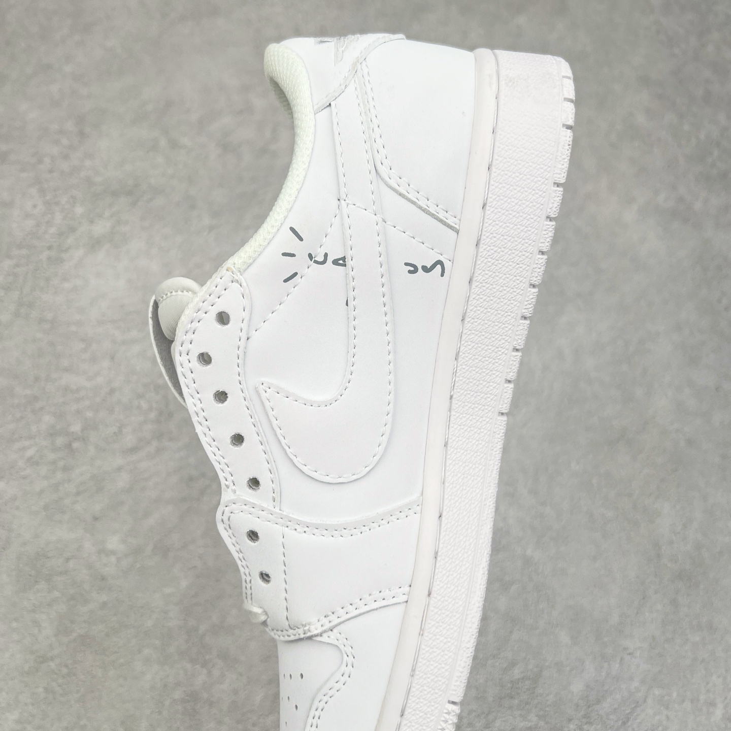 图片[7]-＃G7 Travis Scott x Air Jordan AJ1 Low OG TS联名倒钩低帮 头层皮料加持 DT同源全套原纸板楦头开发 确保原汁原味 完美呈现倒钩版型 原档案转印油墨一体 一码一磨具拒绝假半码 此版本只针对中端市场 皮料材质有所更替 其他数据细节工艺流程均保持一致 绝不口嗨 原盒原配 外盒透明胶套 内侧字体 工整带凹凸感 原厂拉帮工艺 针距密度一致 后跟弧度收口自然不对折 极致一眼正品既视感 进口玻璃冲刀皮料裁剪零毛边 承诺百分百一致原鞋 全鞋电脑针车工艺 进口港宝加持 后跟自然饱满 全鞋荧光划线卡点 追求极致完美 每一双都是工艺品 多重QC质检 超越公司货的品控标准 尺码：36 36.5 37.5 38 38.5 39 40 40.5 41 42 42.5 43 44 44.5 45 46 47.5-选品中心