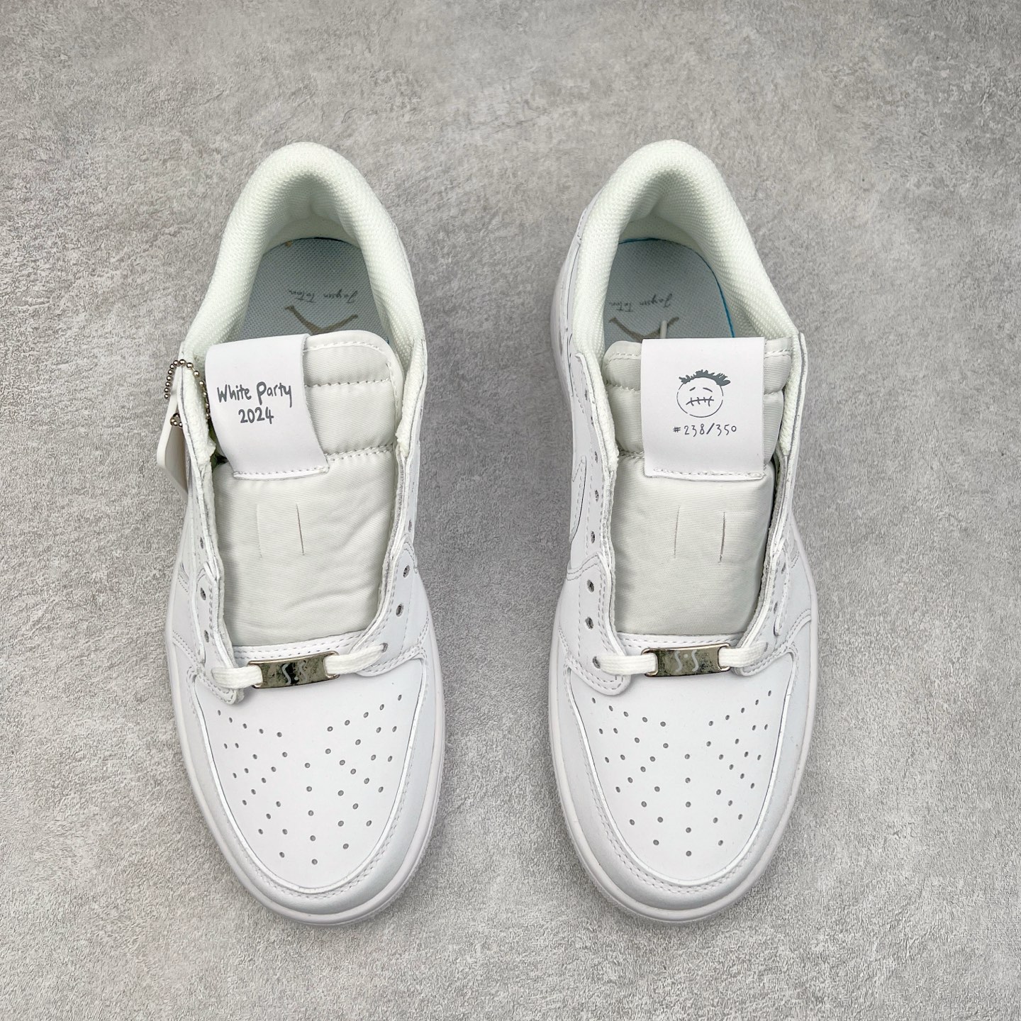 图片[2]-＃G7 Travis Scott x Air Jordan AJ1 Low OG TS联名倒钩低帮 头层皮料加持 DT同源全套原纸板楦头开发 确保原汁原味 完美呈现倒钩版型 原档案转印油墨一体 一码一磨具拒绝假半码 此版本只针对中端市场 皮料材质有所更替 其他数据细节工艺流程均保持一致 绝不口嗨 原盒原配 外盒透明胶套 内侧字体 工整带凹凸感 原厂拉帮工艺 针距密度一致 后跟弧度收口自然不对折 极致一眼正品既视感 进口玻璃冲刀皮料裁剪零毛边 承诺百分百一致原鞋 全鞋电脑针车工艺 进口港宝加持 后跟自然饱满 全鞋荧光划线卡点 追求极致完美 每一双都是工艺品 多重QC质检 超越公司货的品控标准 尺码：36 36.5 37.5 38 38.5 39 40 40.5 41 42 42.5 43 44 44.5 45 46 47.5-选品中心