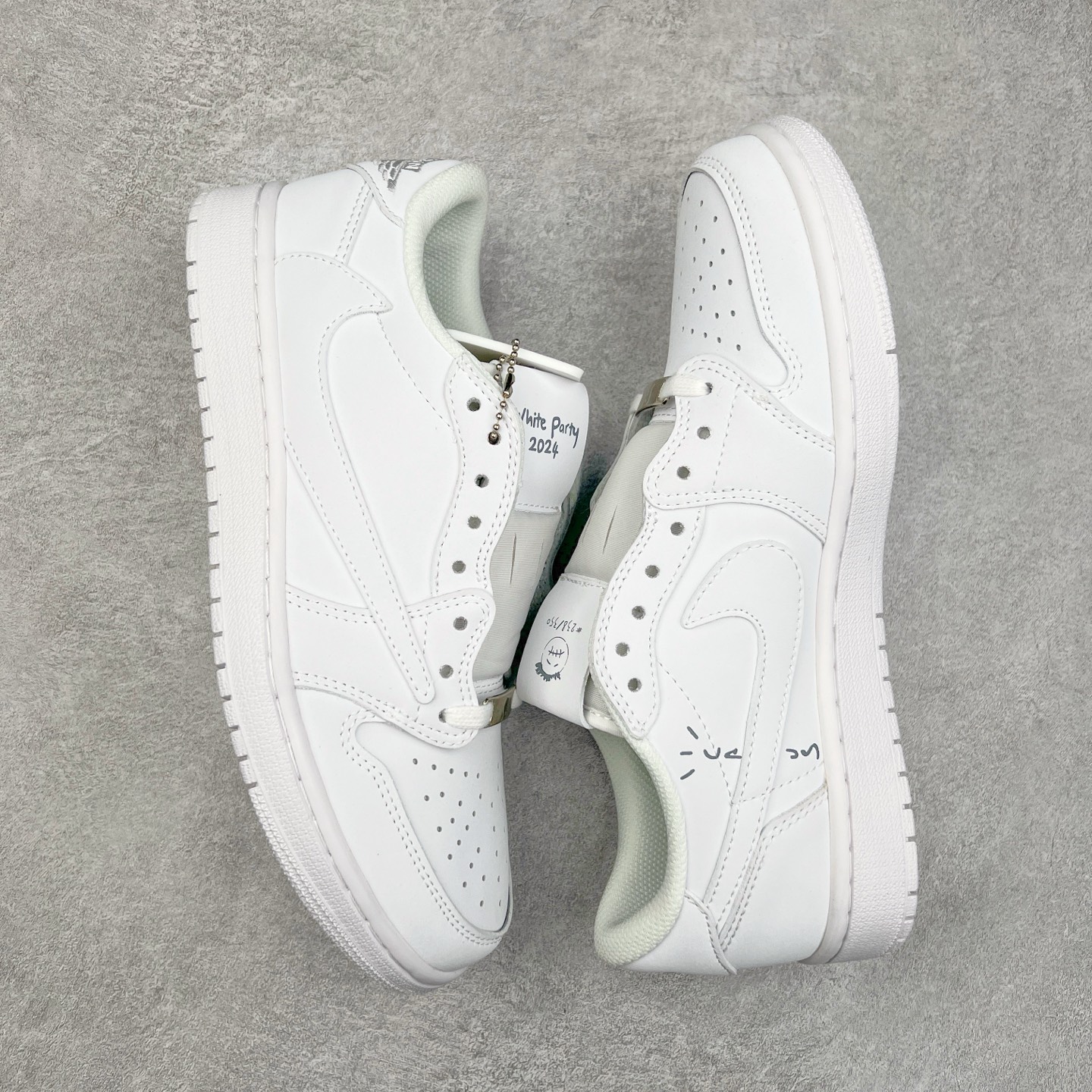 图片[3]-＃G7 Travis Scott x Air Jordan AJ1 Low OG TS联名倒钩低帮 头层皮料加持 DT同源全套原纸板楦头开发 确保原汁原味 完美呈现倒钩版型 原档案转印油墨一体 一码一磨具拒绝假半码 此版本只针对中端市场 皮料材质有所更替 其他数据细节工艺流程均保持一致 绝不口嗨 原盒原配 外盒透明胶套 内侧字体 工整带凹凸感 原厂拉帮工艺 针距密度一致 后跟弧度收口自然不对折 极致一眼正品既视感 进口玻璃冲刀皮料裁剪零毛边 承诺百分百一致原鞋 全鞋电脑针车工艺 进口港宝加持 后跟自然饱满 全鞋荧光划线卡点 追求极致完美 每一双都是工艺品 多重QC质检 超越公司货的品控标准 尺码：36 36.5 37.5 38 38.5 39 40 40.5 41 42 42.5 43 44 44.5 45 46 47.5-选品中心