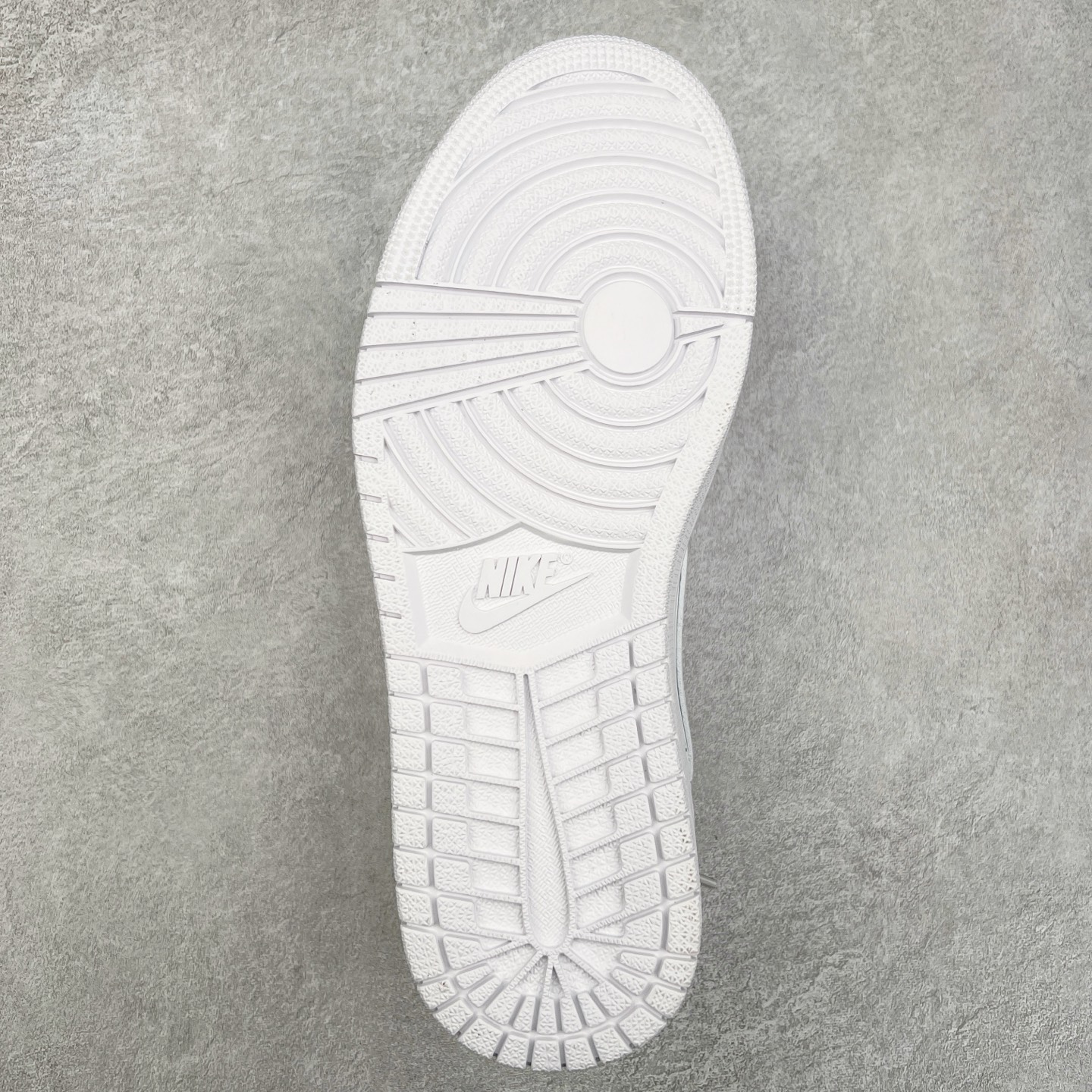 图片[9]-＃G7 Travis Scott x Air Jordan AJ1 Low OG TS联名倒钩低帮 头层皮料加持 DT同源全套原纸板楦头开发 确保原汁原味 完美呈现倒钩版型 原档案转印油墨一体 一码一磨具拒绝假半码 此版本只针对中端市场 皮料材质有所更替 其他数据细节工艺流程均保持一致 绝不口嗨 原盒原配 外盒透明胶套 内侧字体 工整带凹凸感 原厂拉帮工艺 针距密度一致 后跟弧度收口自然不对折 极致一眼正品既视感 进口玻璃冲刀皮料裁剪零毛边 承诺百分百一致原鞋 全鞋电脑针车工艺 进口港宝加持 后跟自然饱满 全鞋荧光划线卡点 追求极致完美 每一双都是工艺品 多重QC质检 超越公司货的品控标准 尺码：36 36.5 37.5 38 38.5 39 40 40.5 41 42 42.5 43 44 44.5 45 46 47.5-选品中心