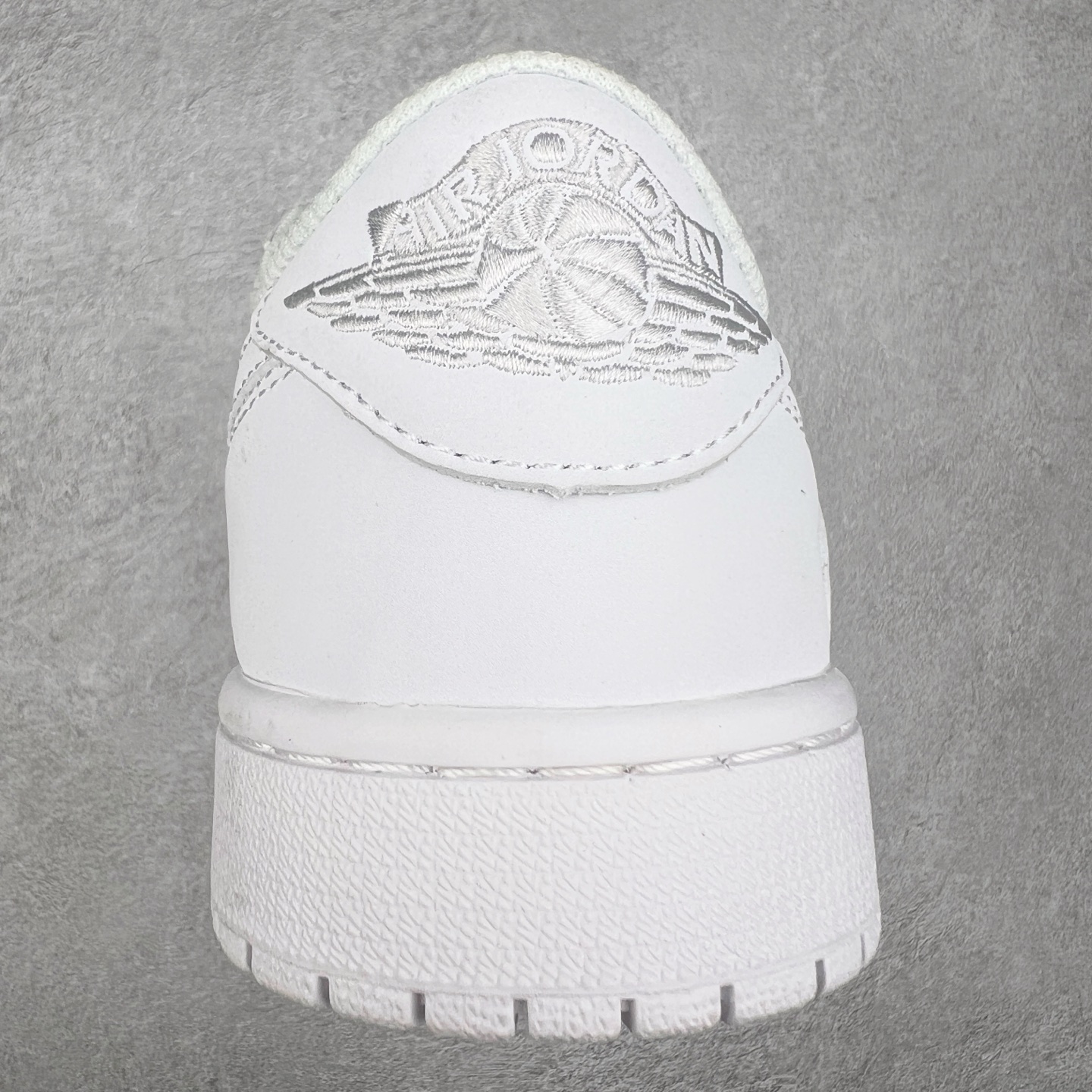 图片[8]-＃G7 Travis Scott x Air Jordan AJ1 Low OG TS联名倒钩低帮 头层皮料加持 DT同源全套原纸板楦头开发 确保原汁原味 完美呈现倒钩版型 原档案转印油墨一体 一码一磨具拒绝假半码 此版本只针对中端市场 皮料材质有所更替 其他数据细节工艺流程均保持一致 绝不口嗨 原盒原配 外盒透明胶套 内侧字体 工整带凹凸感 原厂拉帮工艺 针距密度一致 后跟弧度收口自然不对折 极致一眼正品既视感 进口玻璃冲刀皮料裁剪零毛边 承诺百分百一致原鞋 全鞋电脑针车工艺 进口港宝加持 后跟自然饱满 全鞋荧光划线卡点 追求极致完美 每一双都是工艺品 多重QC质检 超越公司货的品控标准 尺码：36 36.5 37.5 38 38.5 39 40 40.5 41 42 42.5 43 44 44.5 45 46 47.5-选品中心