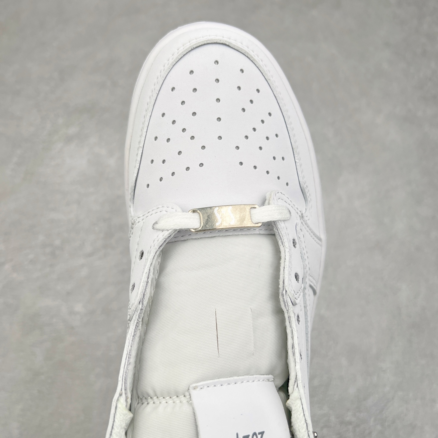 图片[4]-＃G7 Travis Scott x Air Jordan AJ1 Low OG TS联名倒钩低帮 头层皮料加持 DT同源全套原纸板楦头开发 确保原汁原味 完美呈现倒钩版型 原档案转印油墨一体 一码一磨具拒绝假半码 此版本只针对中端市场 皮料材质有所更替 其他数据细节工艺流程均保持一致 绝不口嗨 原盒原配 外盒透明胶套 内侧字体 工整带凹凸感 原厂拉帮工艺 针距密度一致 后跟弧度收口自然不对折 极致一眼正品既视感 进口玻璃冲刀皮料裁剪零毛边 承诺百分百一致原鞋 全鞋电脑针车工艺 进口港宝加持 后跟自然饱满 全鞋荧光划线卡点 追求极致完美 每一双都是工艺品 多重QC质检 超越公司货的品控标准 尺码：36 36.5 37.5 38 38.5 39 40 40.5 41 42 42.5 43 44 44.5 45 46 47.5-选品中心