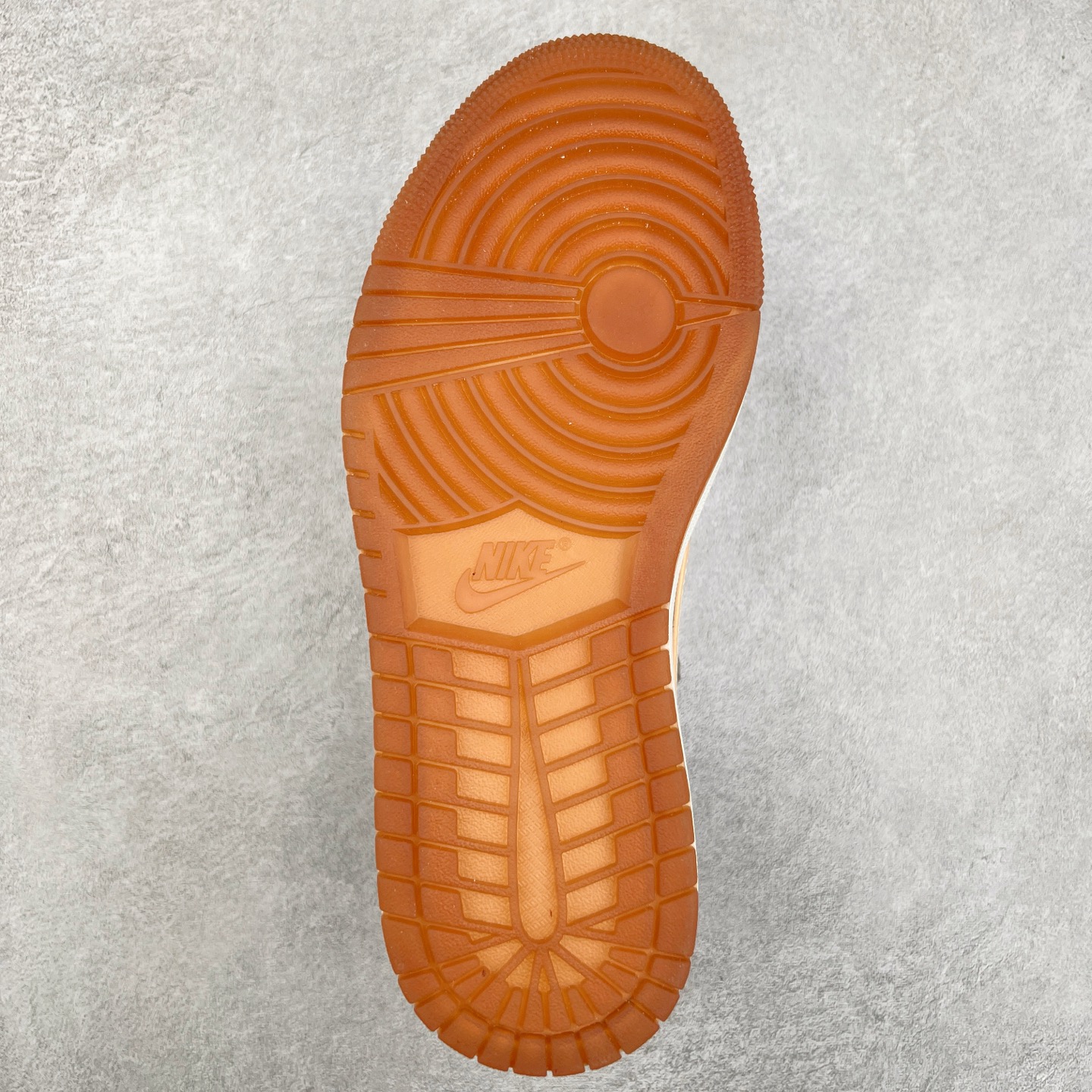 图片[9]-＃G7 Travis Scott x Air Jordan AJ1 Low OG TS联名倒钩低帮 头层皮料加持 DT同源全套原纸板楦头开发 确保原汁原味 完美呈现倒钩版型 原档案转印油墨一体 一码一磨具拒绝假半码 此版本只针对中端市场 皮料材质有所更替 其他数据细节工艺流程均保持一致 绝不口嗨 原盒原配 外盒透明胶套 内侧字体 工整带凹凸感 原厂拉帮工艺 针距密度一致 后跟弧度收口自然不对折 极致一眼正品既视感 进口玻璃冲刀皮料裁剪零毛边 承诺百分百一致原鞋 全鞋电脑针车工艺 进口港宝加持 后跟自然饱满 全鞋荧光划线卡点 追求极致完美 每一双都是工艺品 多重QC质检 超越公司货的品控标准 尺码：36 36.5 37.5 38 38.5 39 40 40.5 41 42 42.5 43 44 44.5 45 46 47.5-选品中心