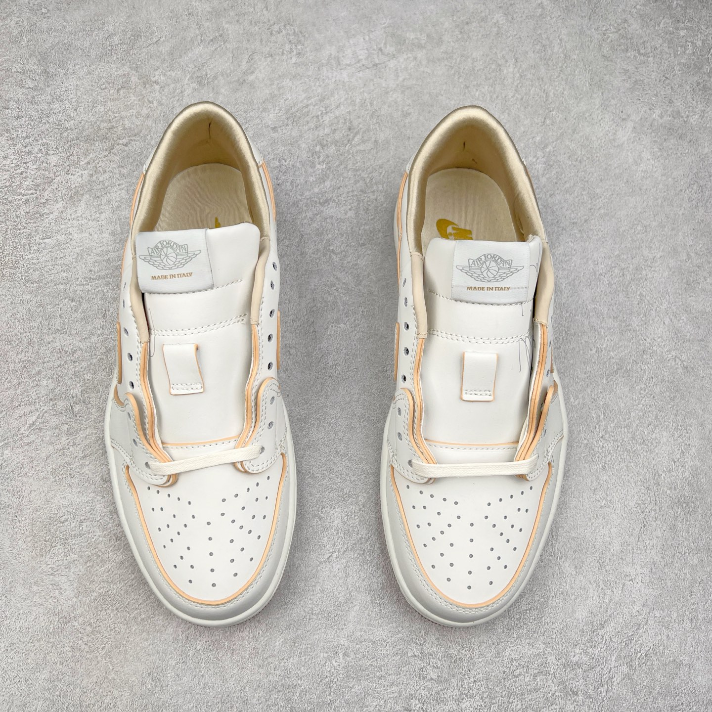 图片[2]-＃G7 Travis Scott x Air Jordan AJ1 Low OG TS联名倒钩低帮 头层皮料加持 DT同源全套原纸板楦头开发 确保原汁原味 完美呈现倒钩版型 原档案转印油墨一体 一码一磨具拒绝假半码 此版本只针对中端市场 皮料材质有所更替 其他数据细节工艺流程均保持一致 绝不口嗨 原盒原配 外盒透明胶套 内侧字体 工整带凹凸感 原厂拉帮工艺 针距密度一致 后跟弧度收口自然不对折 极致一眼正品既视感 进口玻璃冲刀皮料裁剪零毛边 承诺百分百一致原鞋 全鞋电脑针车工艺 进口港宝加持 后跟自然饱满 全鞋荧光划线卡点 追求极致完美 每一双都是工艺品 多重QC质检 超越公司货的品控标准 尺码：36 36.5 37.5 38 38.5 39 40 40.5 41 42 42.5 43 44 44.5 45 46 47.5-选品中心