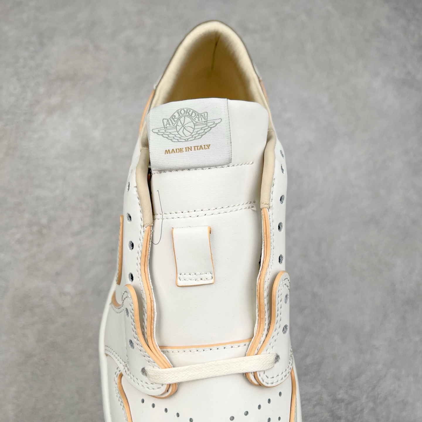 图片[5]-＃G7 Travis Scott x Air Jordan AJ1 Low OG TS联名倒钩低帮 头层皮料加持 DT同源全套原纸板楦头开发 确保原汁原味 完美呈现倒钩版型 原档案转印油墨一体 一码一磨具拒绝假半码 此版本只针对中端市场 皮料材质有所更替 其他数据细节工艺流程均保持一致 绝不口嗨 原盒原配 外盒透明胶套 内侧字体 工整带凹凸感 原厂拉帮工艺 针距密度一致 后跟弧度收口自然不对折 极致一眼正品既视感 进口玻璃冲刀皮料裁剪零毛边 承诺百分百一致原鞋 全鞋电脑针车工艺 进口港宝加持 后跟自然饱满 全鞋荧光划线卡点 追求极致完美 每一双都是工艺品 多重QC质检 超越公司货的品控标准 尺码：36 36.5 37.5 38 38.5 39 40 40.5 41 42 42.5 43 44 44.5 45 46 47.5-选品中心