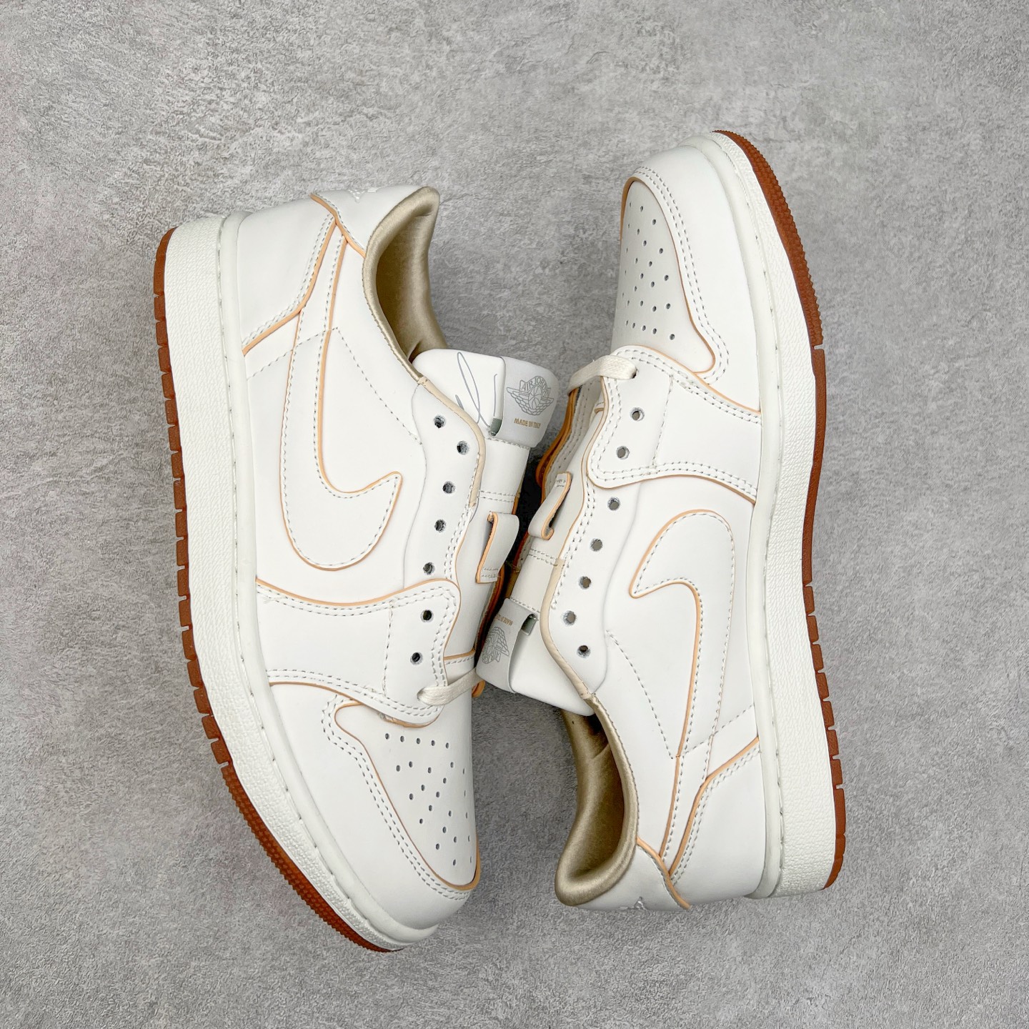 图片[3]-＃G7 Travis Scott x Air Jordan AJ1 Low OG TS联名倒钩低帮 头层皮料加持 DT同源全套原纸板楦头开发 确保原汁原味 完美呈现倒钩版型 原档案转印油墨一体 一码一磨具拒绝假半码 此版本只针对中端市场 皮料材质有所更替 其他数据细节工艺流程均保持一致 绝不口嗨 原盒原配 外盒透明胶套 内侧字体 工整带凹凸感 原厂拉帮工艺 针距密度一致 后跟弧度收口自然不对折 极致一眼正品既视感 进口玻璃冲刀皮料裁剪零毛边 承诺百分百一致原鞋 全鞋电脑针车工艺 进口港宝加持 后跟自然饱满 全鞋荧光划线卡点 追求极致完美 每一双都是工艺品 多重QC质检 超越公司货的品控标准 尺码：36 36.5 37.5 38 38.5 39 40 40.5 41 42 42.5 43 44 44.5 45 46 47.5-选品中心