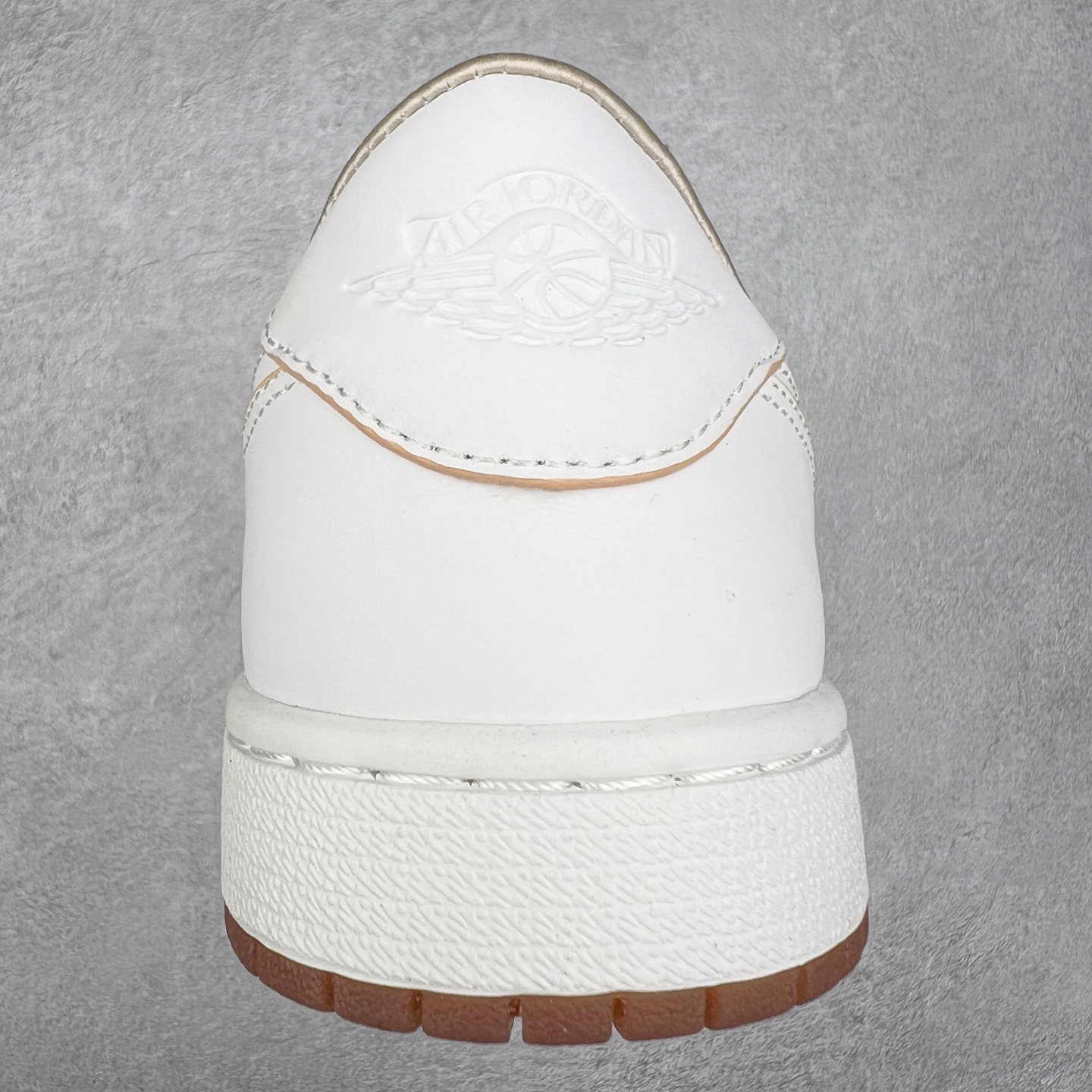 图片[8]-＃G7 Travis Scott x Air Jordan AJ1 Low OG TS联名倒钩低帮 头层皮料加持 DT同源全套原纸板楦头开发 确保原汁原味 完美呈现倒钩版型 原档案转印油墨一体 一码一磨具拒绝假半码 此版本只针对中端市场 皮料材质有所更替 其他数据细节工艺流程均保持一致 绝不口嗨 原盒原配 外盒透明胶套 内侧字体 工整带凹凸感 原厂拉帮工艺 针距密度一致 后跟弧度收口自然不对折 极致一眼正品既视感 进口玻璃冲刀皮料裁剪零毛边 承诺百分百一致原鞋 全鞋电脑针车工艺 进口港宝加持 后跟自然饱满 全鞋荧光划线卡点 追求极致完美 每一双都是工艺品 多重QC质检 超越公司货的品控标准 尺码：36 36.5 37.5 38 38.5 39 40 40.5 41 42 42.5 43 44 44.5 45 46 47.5-选品中心