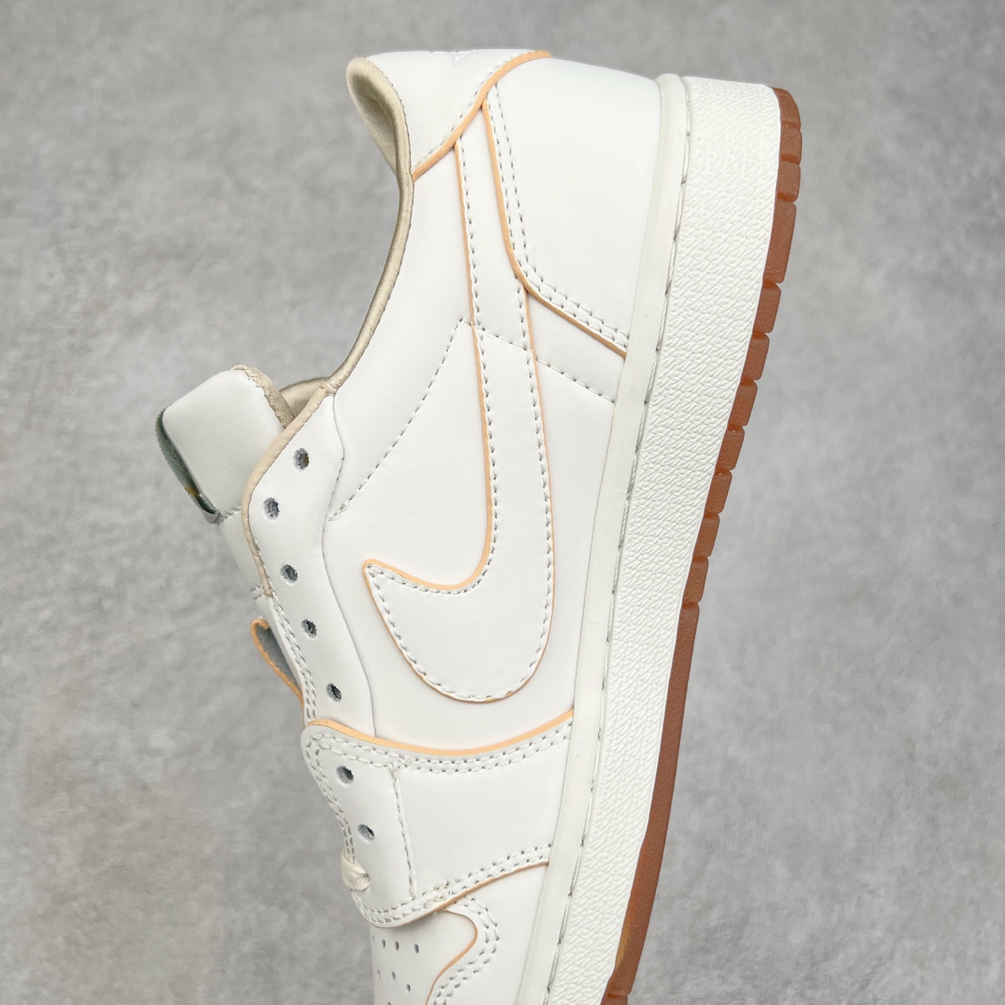 图片[7]-＃G7 Travis Scott x Air Jordan AJ1 Low OG TS联名倒钩低帮 头层皮料加持 DT同源全套原纸板楦头开发 确保原汁原味 完美呈现倒钩版型 原档案转印油墨一体 一码一磨具拒绝假半码 此版本只针对中端市场 皮料材质有所更替 其他数据细节工艺流程均保持一致 绝不口嗨 原盒原配 外盒透明胶套 内侧字体 工整带凹凸感 原厂拉帮工艺 针距密度一致 后跟弧度收口自然不对折 极致一眼正品既视感 进口玻璃冲刀皮料裁剪零毛边 承诺百分百一致原鞋 全鞋电脑针车工艺 进口港宝加持 后跟自然饱满 全鞋荧光划线卡点 追求极致完美 每一双都是工艺品 多重QC质检 超越公司货的品控标准 尺码：36 36.5 37.5 38 38.5 39 40 40.5 41 42 42.5 43 44 44.5 45 46 47.5-选品中心