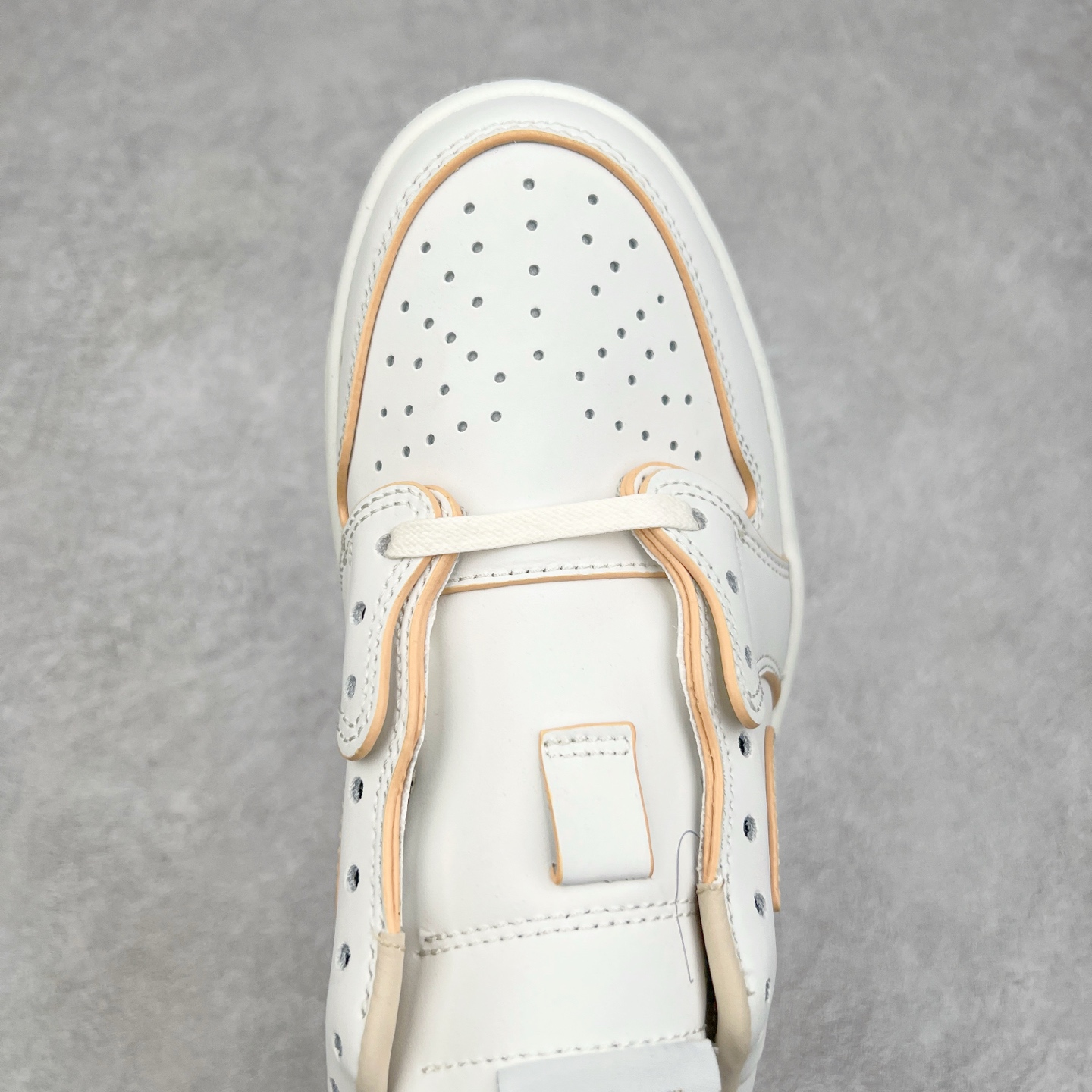 图片[4]-＃G7 Travis Scott x Air Jordan AJ1 Low OG TS联名倒钩低帮 头层皮料加持 DT同源全套原纸板楦头开发 确保原汁原味 完美呈现倒钩版型 原档案转印油墨一体 一码一磨具拒绝假半码 此版本只针对中端市场 皮料材质有所更替 其他数据细节工艺流程均保持一致 绝不口嗨 原盒原配 外盒透明胶套 内侧字体 工整带凹凸感 原厂拉帮工艺 针距密度一致 后跟弧度收口自然不对折 极致一眼正品既视感 进口玻璃冲刀皮料裁剪零毛边 承诺百分百一致原鞋 全鞋电脑针车工艺 进口港宝加持 后跟自然饱满 全鞋荧光划线卡点 追求极致完美 每一双都是工艺品 多重QC质检 超越公司货的品控标准 尺码：36 36.5 37.5 38 38.5 39 40 40.5 41 42 42.5 43 44 44.5 45 46 47.5-选品中心