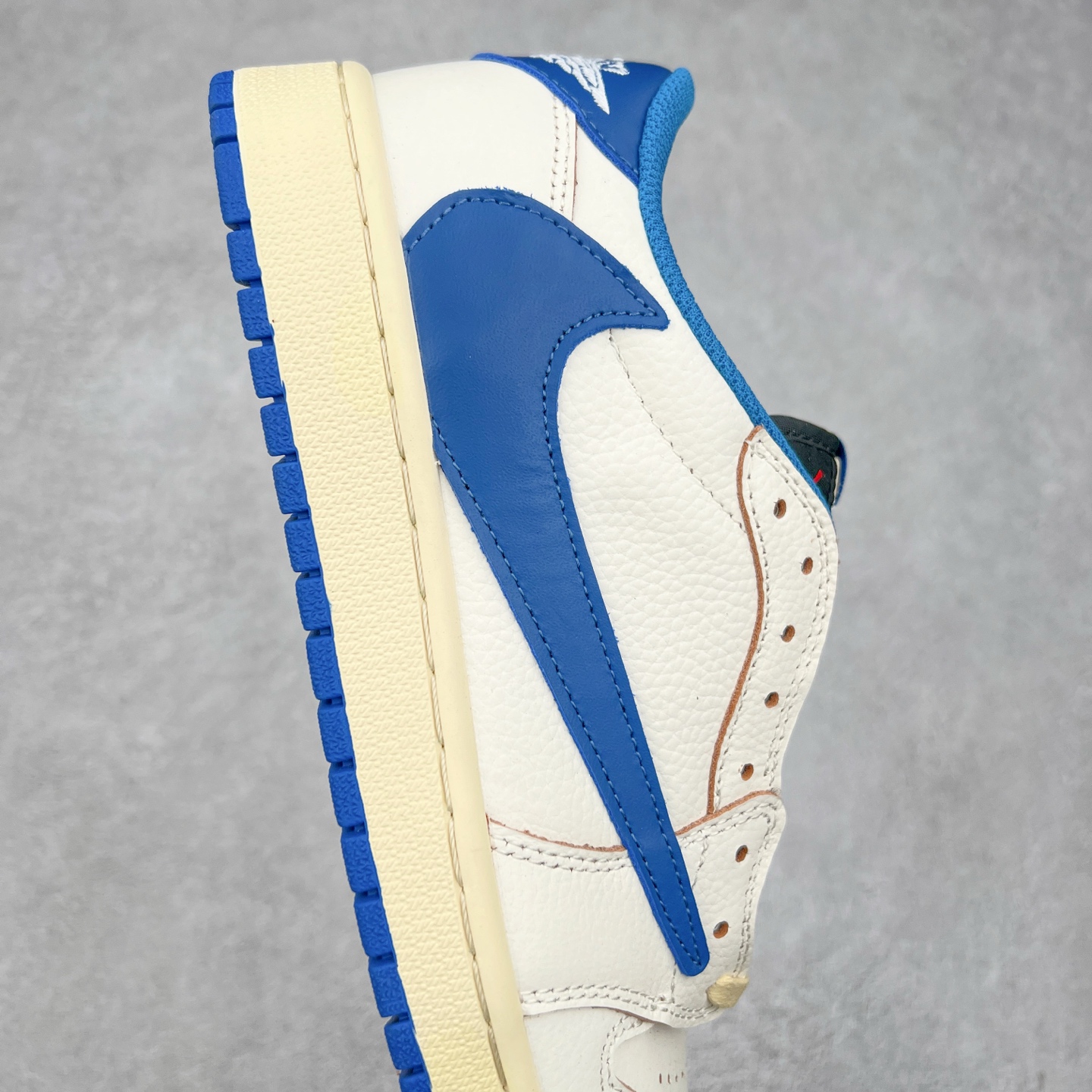 图片[6]-＃G7 Travis Scott x Air Jordan AJ1 Low OG TS联名倒钩低帮 头层皮料加持 DT同源全套原纸板楦头开发 确保原汁原味 完美呈现倒钩版型 原档案转印油墨一体 一码一磨具拒绝假半码 此版本只针对中端市场 皮料材质有所更替 其他数据细节工艺流程均保持一致 绝不口嗨 原盒原配 外盒透明胶套 内侧字体 工整带凹凸感 原厂拉帮工艺 针距密度一致 后跟弧度收口自然不对折 极致一眼正品既视感 进口玻璃冲刀皮料裁剪零毛边 承诺百分百一致原鞋 全鞋电脑针车工艺 进口港宝加持 后跟自然饱满 全鞋荧光划线卡点 追求极致完美 每一双都是工艺品 多重QC质检 超越公司货的品控标准 尺码：36 36.5 37.5 38 38.5 39 40 40.5 41 42 42.5 43 44 44.5 45 46 47.5-选品中心