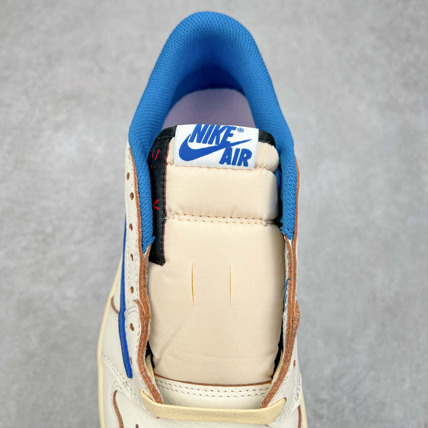 图片[5]-＃G7 Travis Scott x Air Jordan AJ1 Low OG TS联名倒钩低帮 头层皮料加持 DT同源全套原纸板楦头开发 确保原汁原味 完美呈现倒钩版型 原档案转印油墨一体 一码一磨具拒绝假半码 此版本只针对中端市场 皮料材质有所更替 其他数据细节工艺流程均保持一致 绝不口嗨 原盒原配 外盒透明胶套 内侧字体 工整带凹凸感 原厂拉帮工艺 针距密度一致 后跟弧度收口自然不对折 极致一眼正品既视感 进口玻璃冲刀皮料裁剪零毛边 承诺百分百一致原鞋 全鞋电脑针车工艺 进口港宝加持 后跟自然饱满 全鞋荧光划线卡点 追求极致完美 每一双都是工艺品 多重QC质检 超越公司货的品控标准 尺码：36 36.5 37.5 38 38.5 39 40 40.5 41 42 42.5 43 44 44.5 45 46 47.5-选品中心