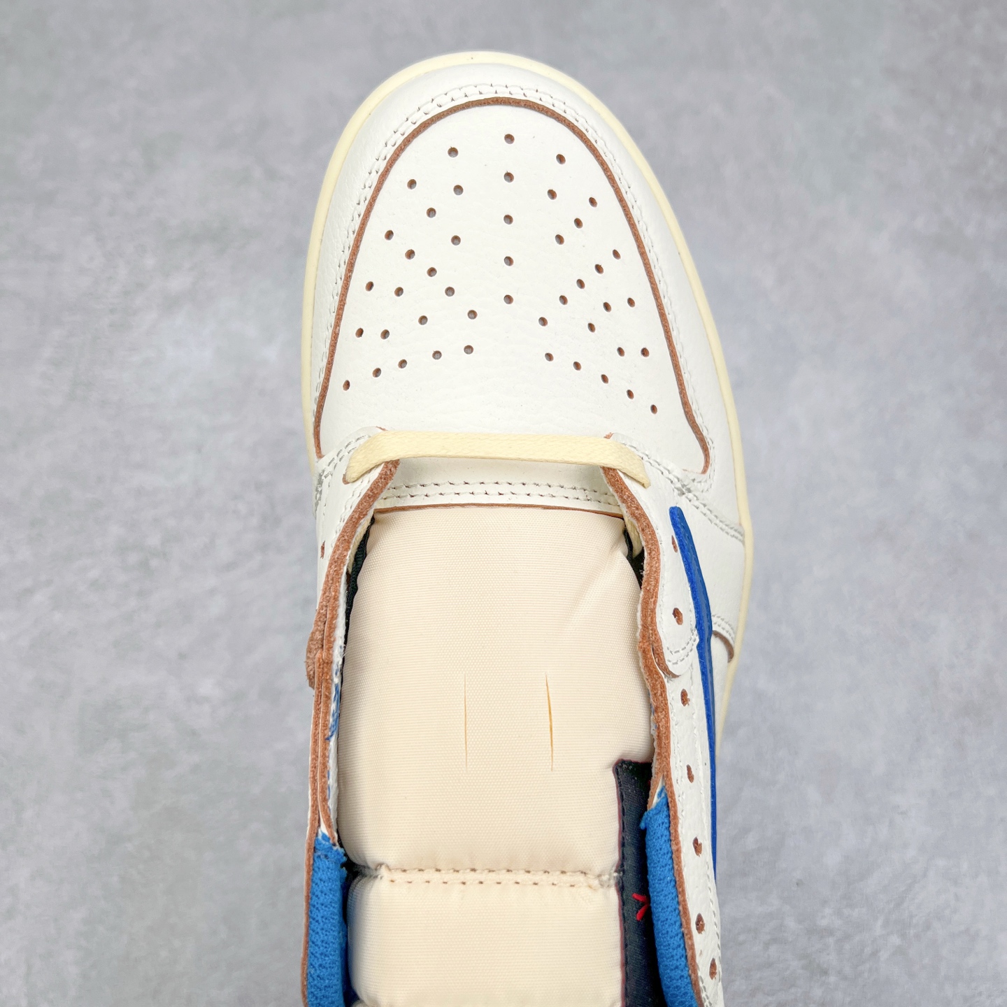 图片[4]-＃G7 Travis Scott x Air Jordan AJ1 Low OG TS联名倒钩低帮 头层皮料加持 DT同源全套原纸板楦头开发 确保原汁原味 完美呈现倒钩版型 原档案转印油墨一体 一码一磨具拒绝假半码 此版本只针对中端市场 皮料材质有所更替 其他数据细节工艺流程均保持一致 绝不口嗨 原盒原配 外盒透明胶套 内侧字体 工整带凹凸感 原厂拉帮工艺 针距密度一致 后跟弧度收口自然不对折 极致一眼正品既视感 进口玻璃冲刀皮料裁剪零毛边 承诺百分百一致原鞋 全鞋电脑针车工艺 进口港宝加持 后跟自然饱满 全鞋荧光划线卡点 追求极致完美 每一双都是工艺品 多重QC质检 超越公司货的品控标准 尺码：36 36.5 37.5 38 38.5 39 40 40.5 41 42 42.5 43 44 44.5 45 46 47.5-选品中心